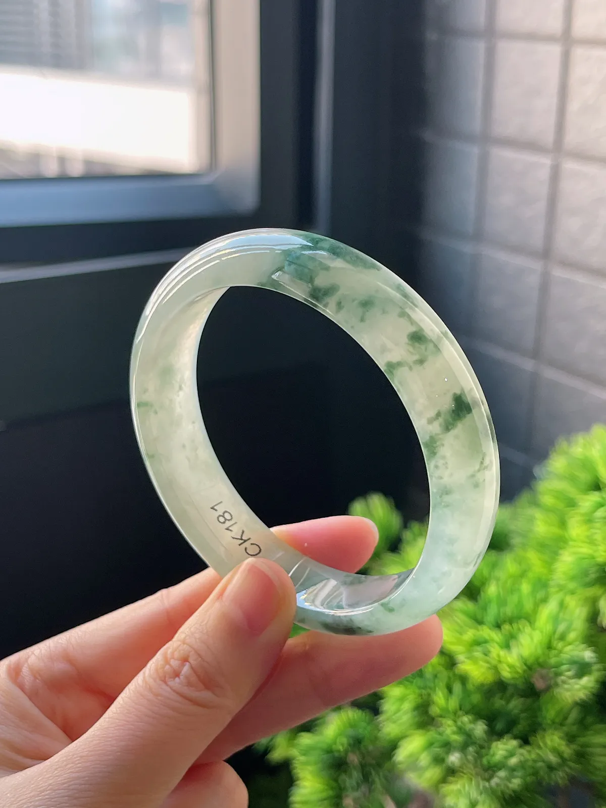 正圈58.8圈口，翡翠冰糯种飘绿手镯