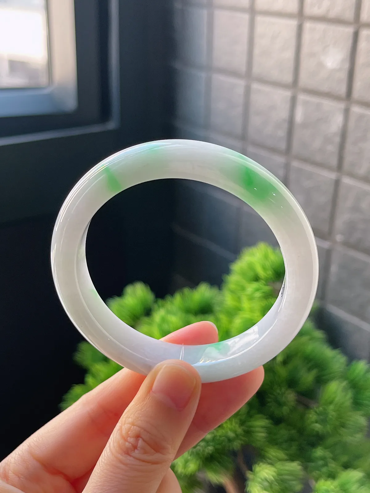 正圈54.7圈口，翡翠糯化种飘绿手镯