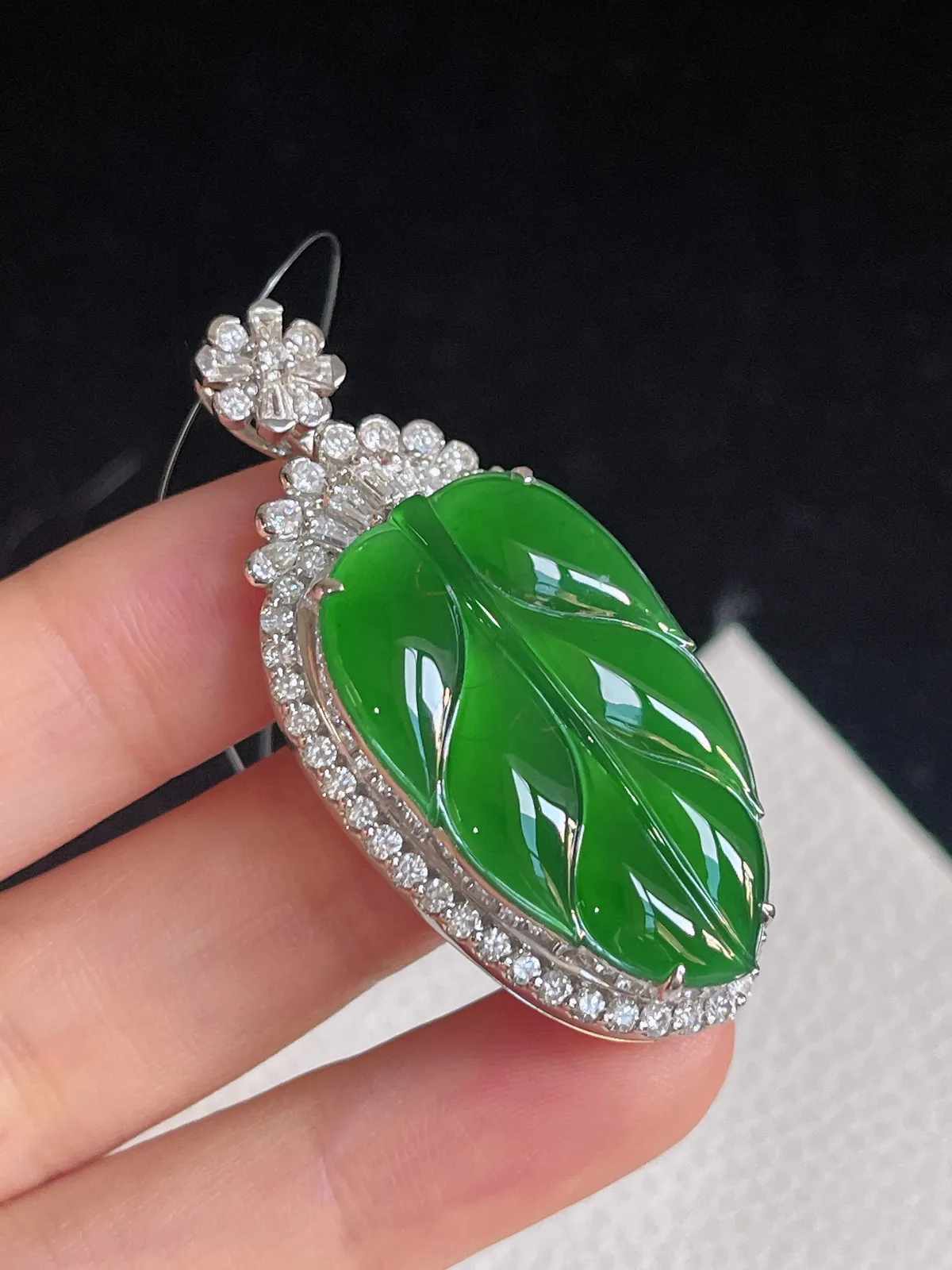 翡翠叶子吊坠，18k金镶嵌
