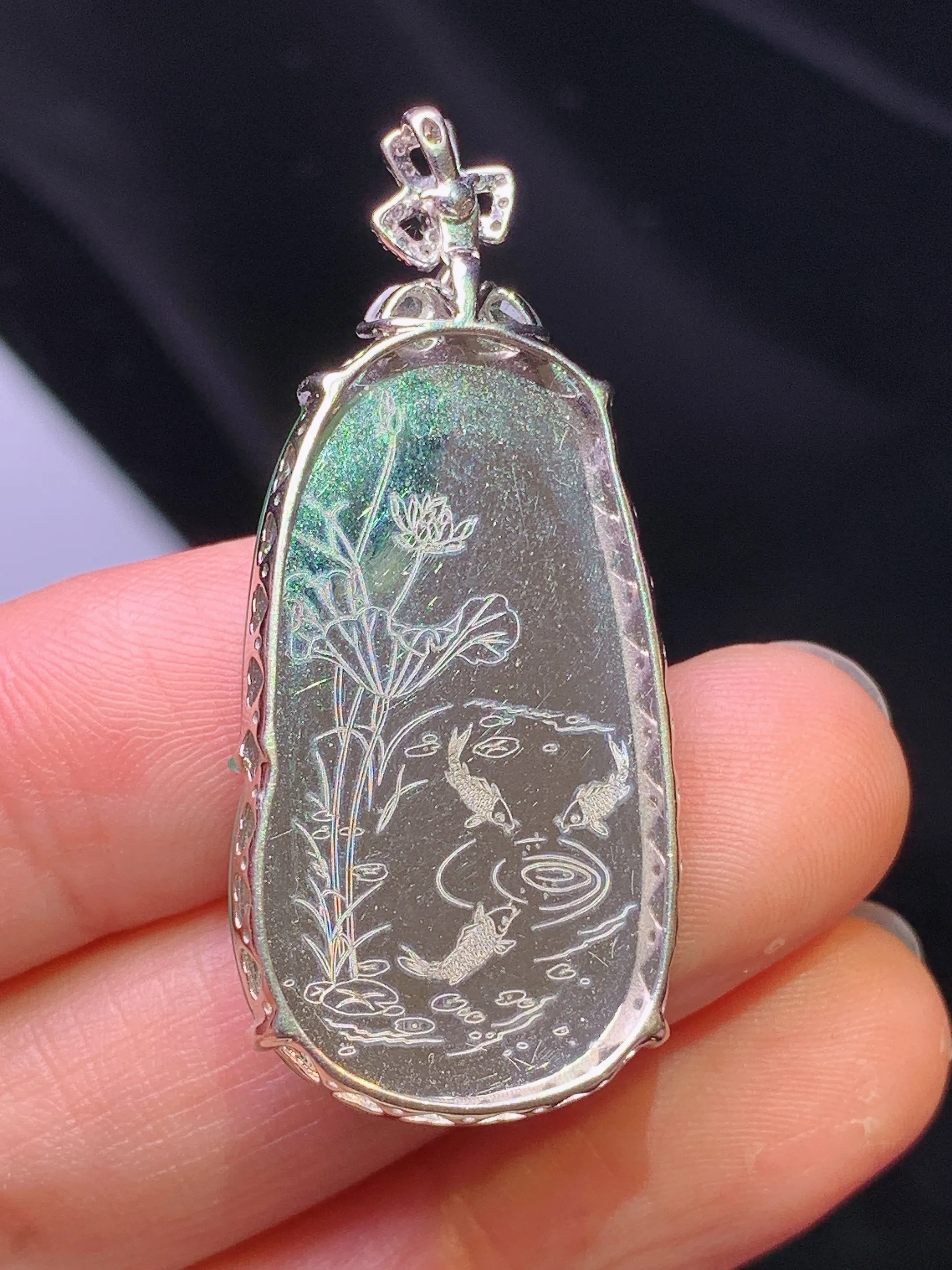 18k金钻镶嵌翠绿如意吊坠 玉质细腻 色泽艳丽清新 整体尺寸41*18*5.2