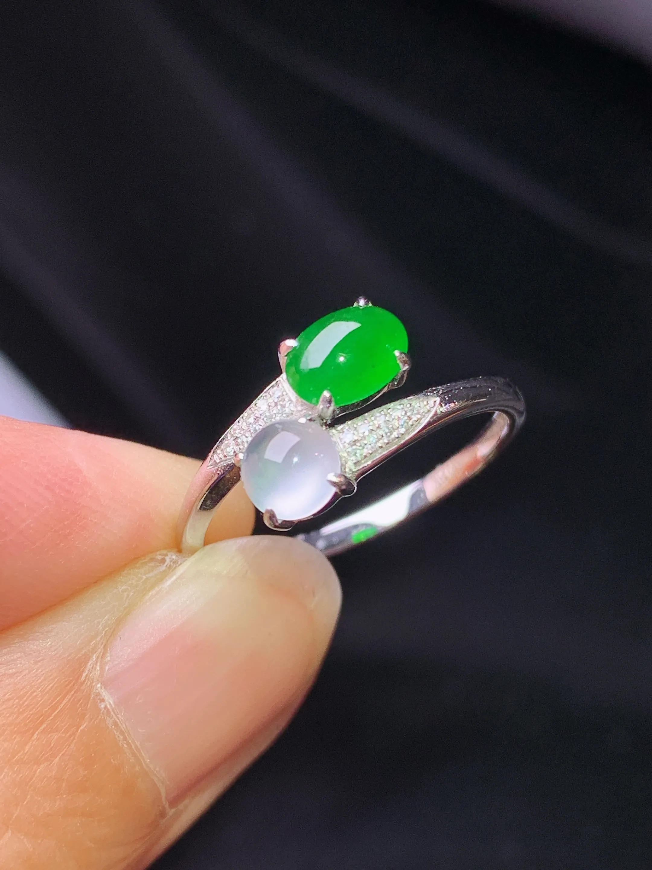 18k金钻镶嵌冰绿蛋面戒指 玉质细腻 色泽艳丽清新 圈口13.5 裸石尺寸5.5*4.3*2.2