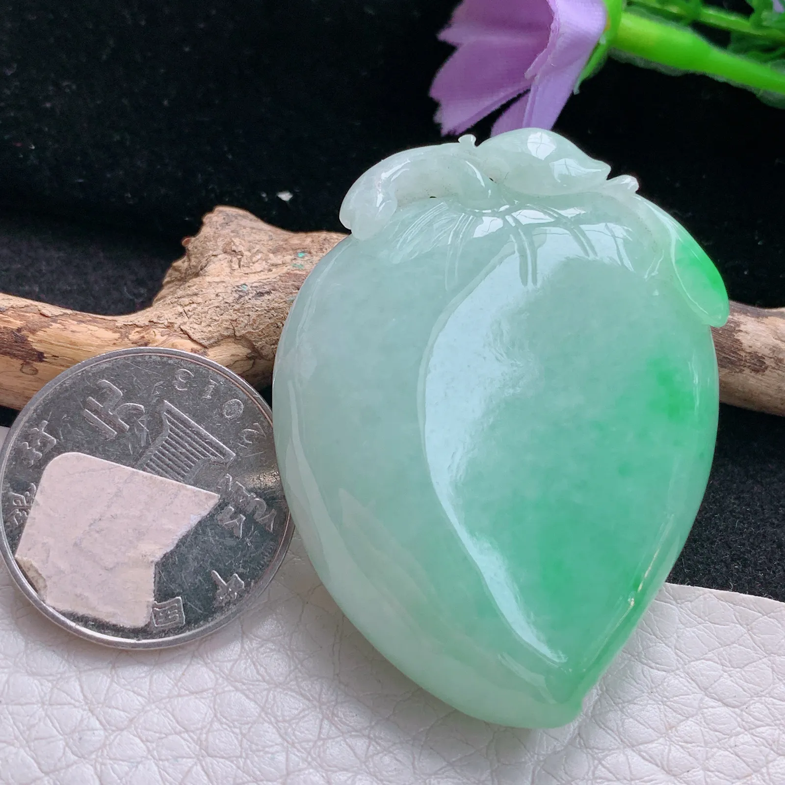 zen自然光48*36.8*14.5天然缅甸翡翠飘阳绿桃子 大寿桃玉吊坠 玉挂件