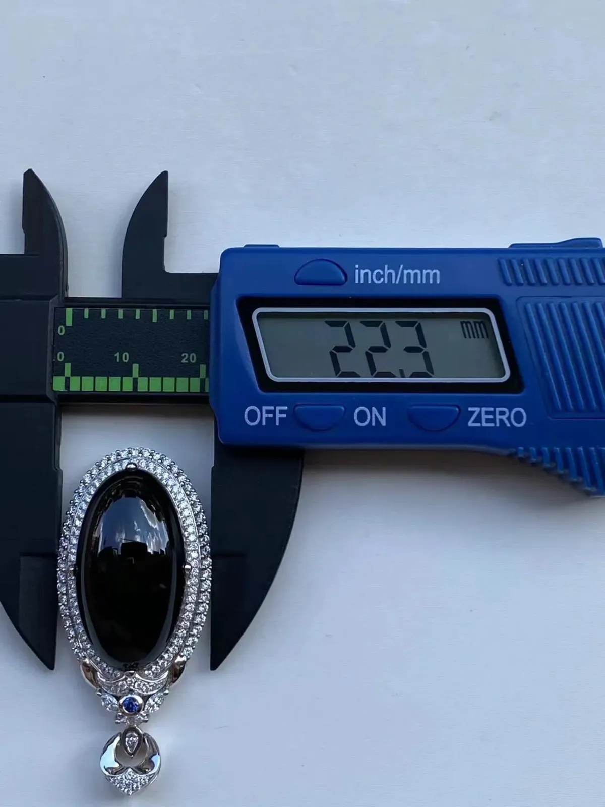 墨翠【鸽子蛋吊坠】18K金+南非钻镶嵌，细腻干净，黑度极黑，性价比高，雕工精湛，打灯透绿 裸石尺寸 30.0*16.2*14.0‘