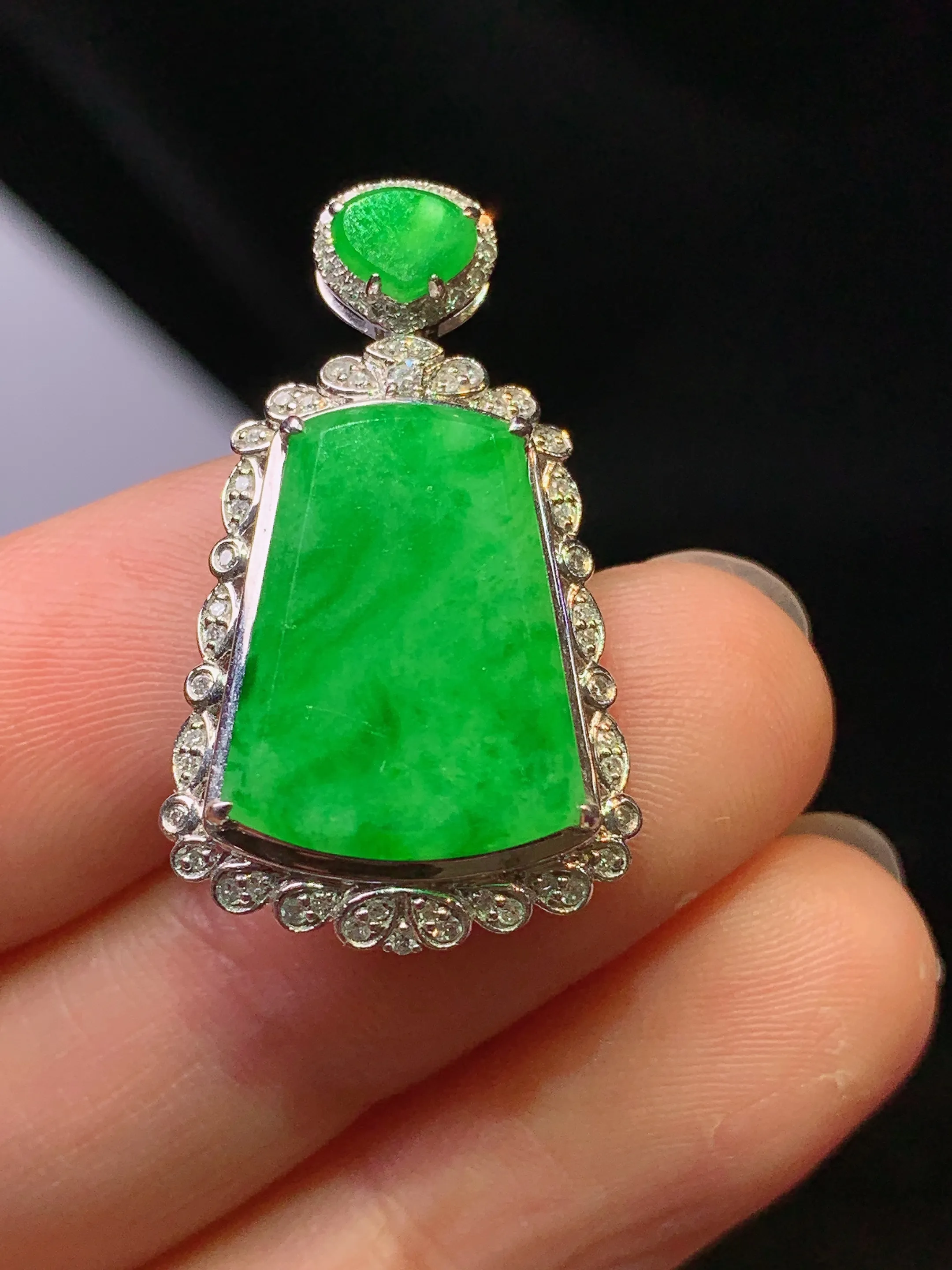 18k金钻镶嵌翠绿无事牌吊坠 玉质细腻 色泽艳丽清新 整体尺寸28*16.7*7