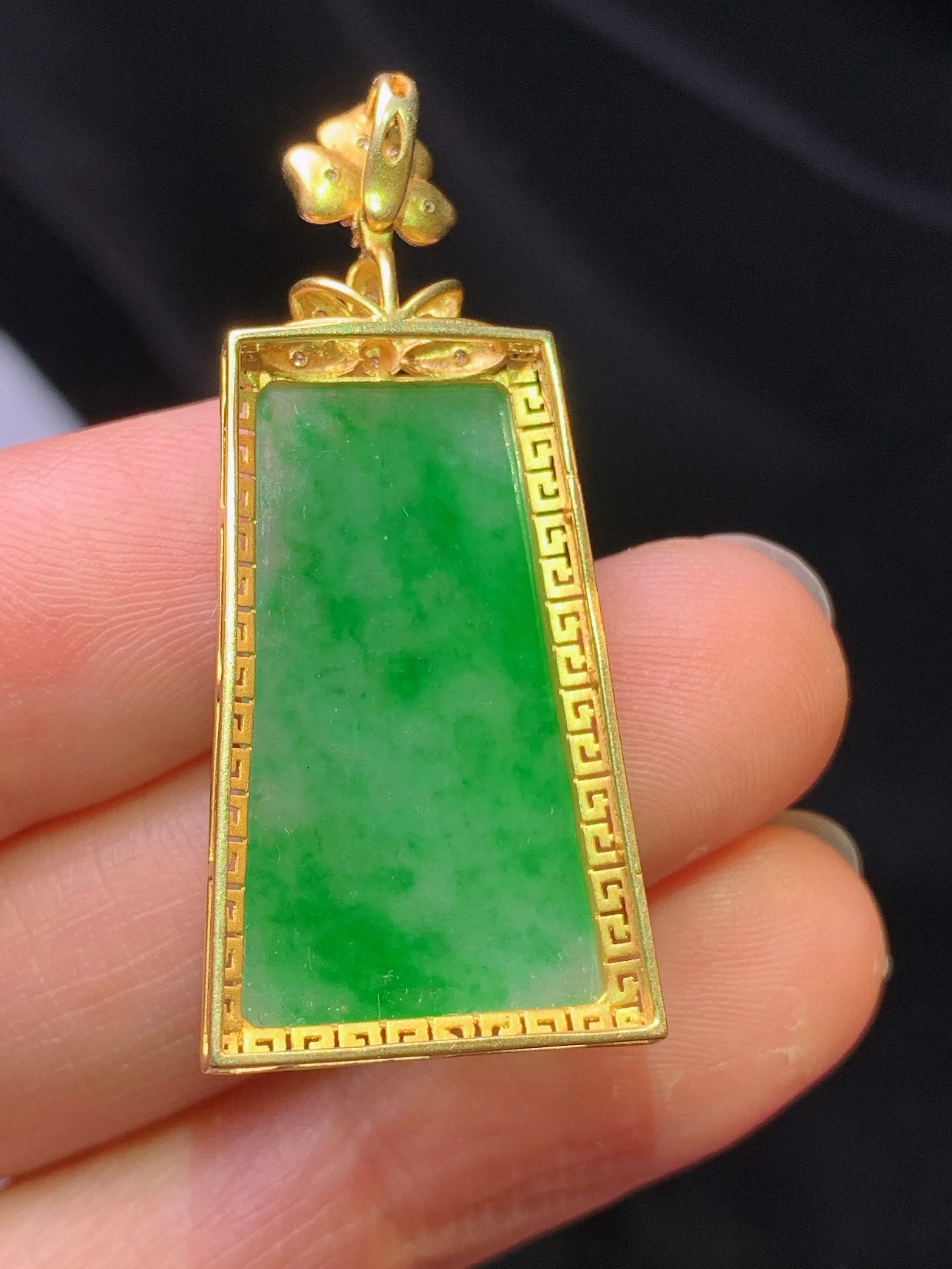 18k金钻镶嵌翠绿无事牌吊坠 玉质细腻 色泽艳丽清新 整体尺寸38*17*4.8