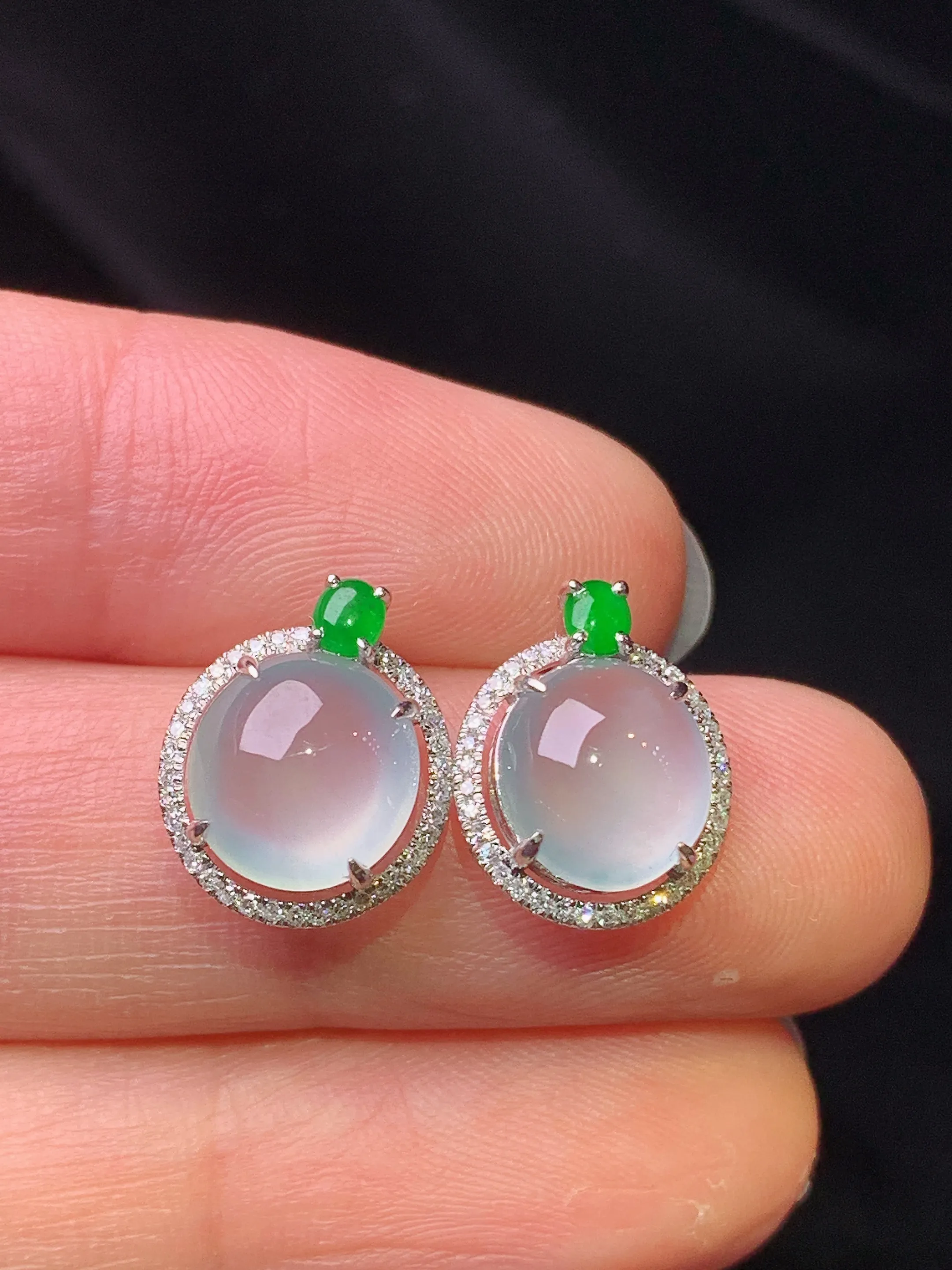 18k金钻镶嵌冰种蛋面吊坠 玉质细腻 色泽艳丽清新 整体尺寸12.7*10.2*6