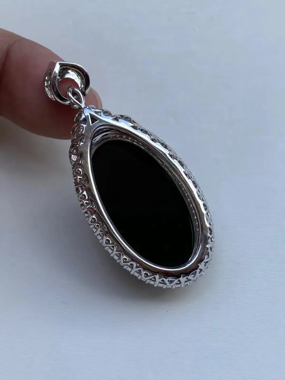 墨翠【鸽子蛋吊坠】18K金+南非钻镶嵌，细腻干净，黑度极黑，性价比高，雕工精湛，打灯透绿 裸石尺寸 30.0*16.2*14.0‘