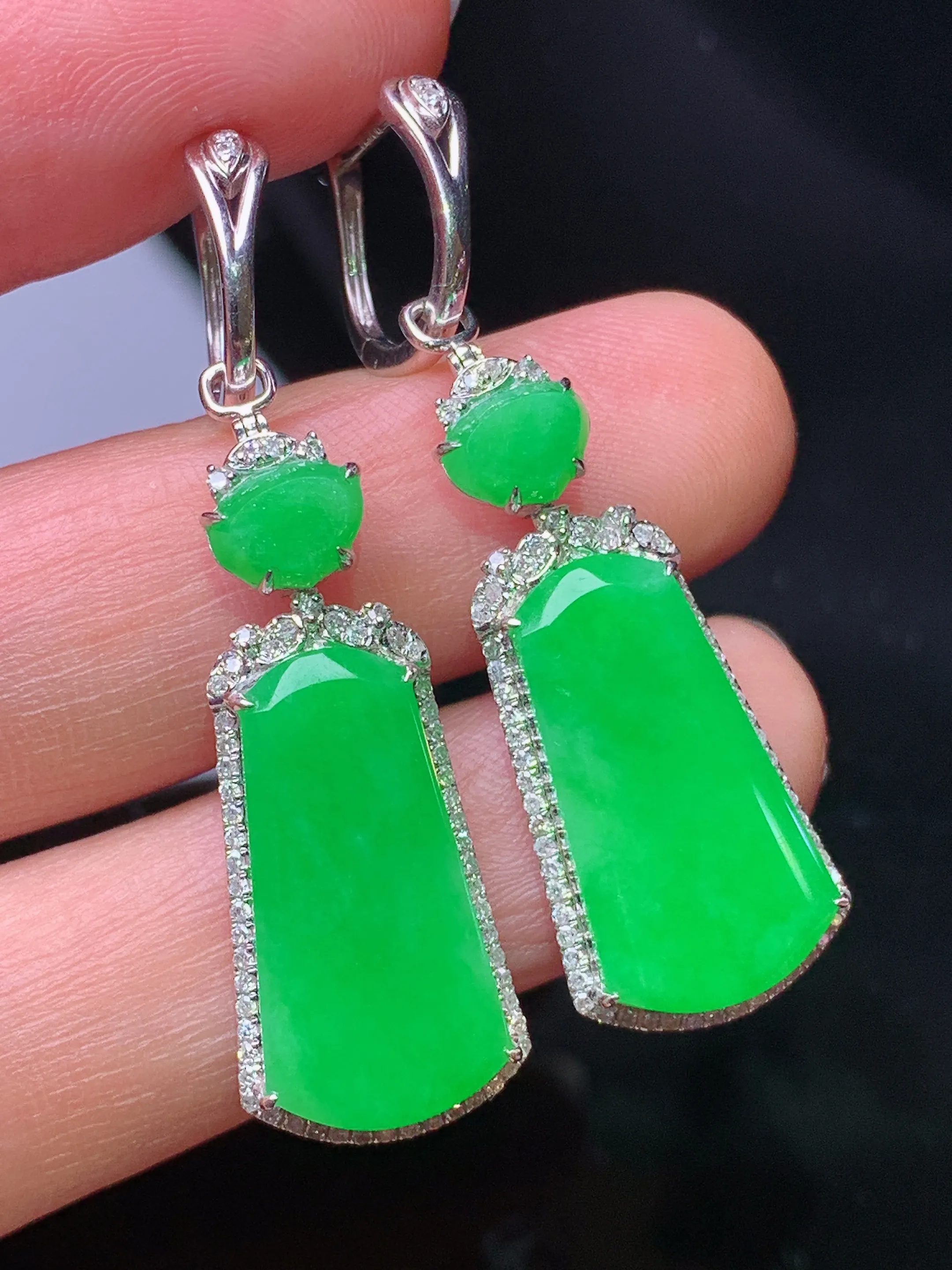 18k金钻镶嵌满绿无事牌耳坠吊坠两用款 玉质细腻 色泽艳丽清新 整体尺寸42.8*12.5*5.6
