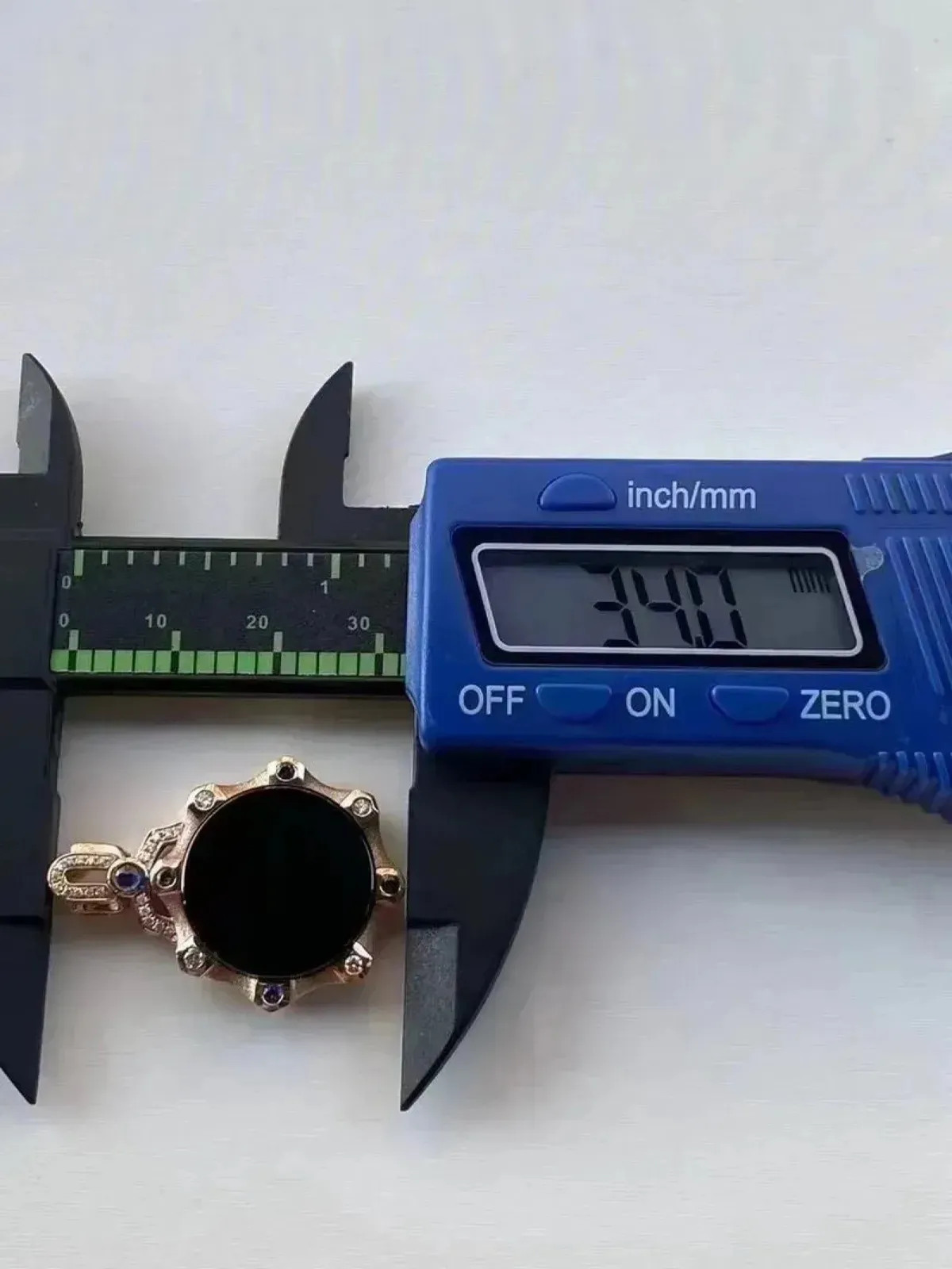 墨翠：【平安扣】吊坠、18K金+南非钻镶嵌，细腻干净，黑度极黑，性价比高，做工精致，打灯透绿 裸石尺寸：18.5*6.3