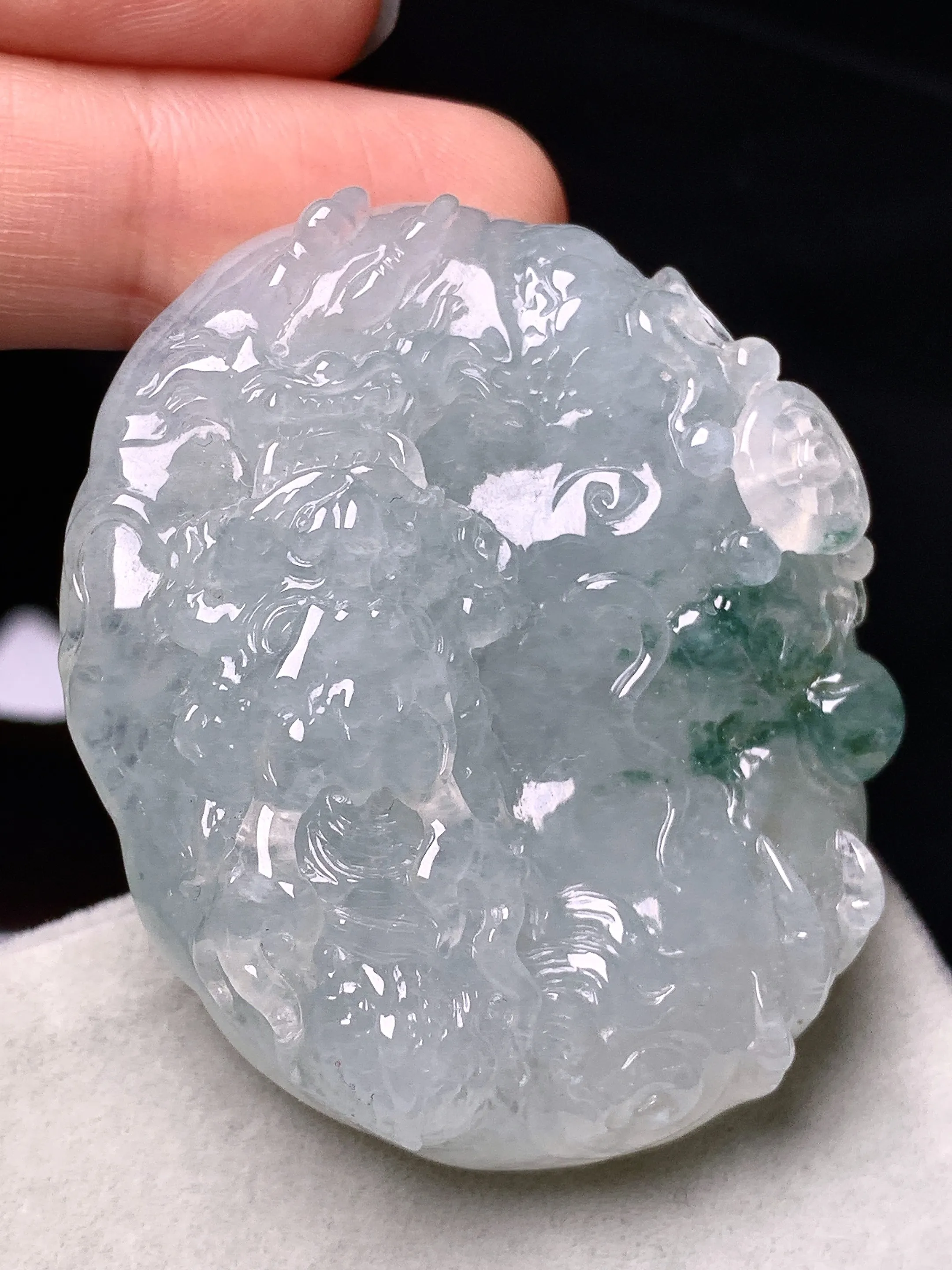 飘绿龙牌吊坠 玉质细腻 色泽艳丽清新 整体尺寸47.8*39.3*11.2