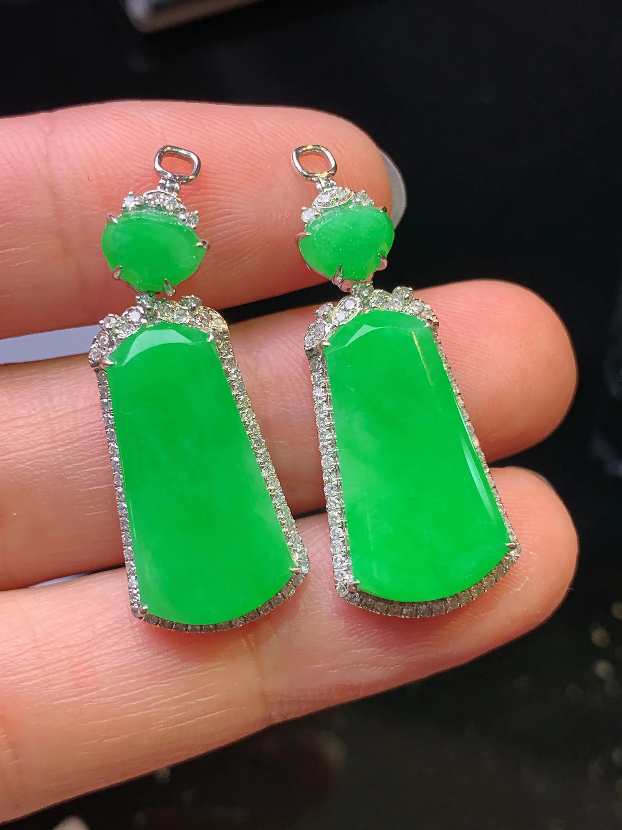 18k金钻镶嵌满绿无事牌耳坠吊坠两用款 玉质细腻 色泽艳丽清新 整体尺寸42.8*12.5*5.6