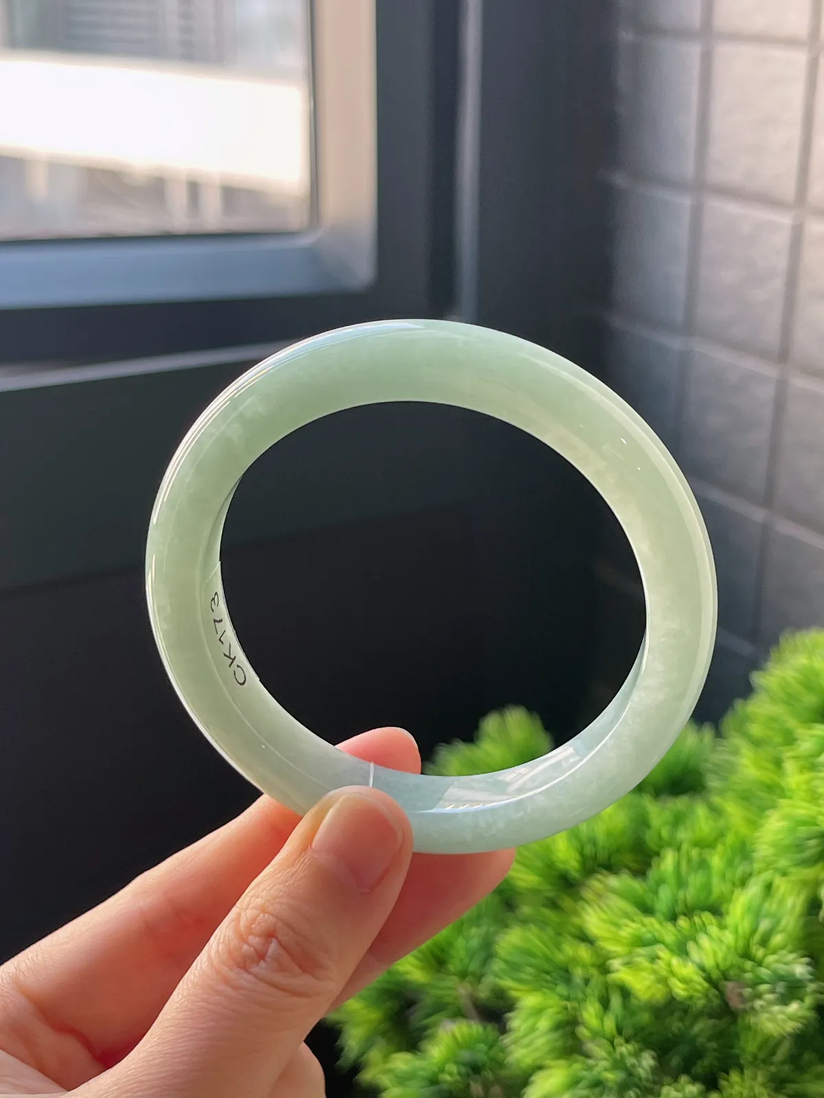 正圈56.8圈口，翡翠糯化种淡绿色手镯