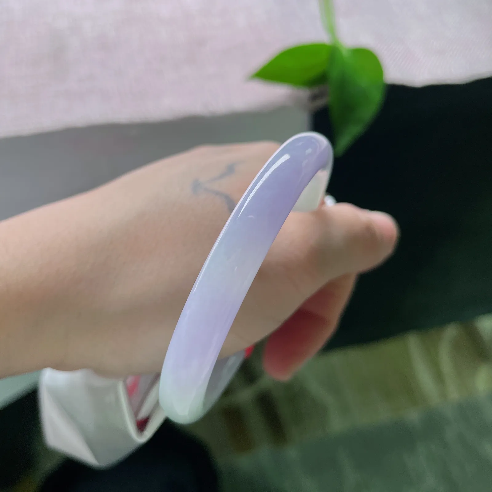 尺寸 54.8/8.8，紫罗兰小圆条，色泽艳丽，佩戴甜美，不失小家碧玉的气质。