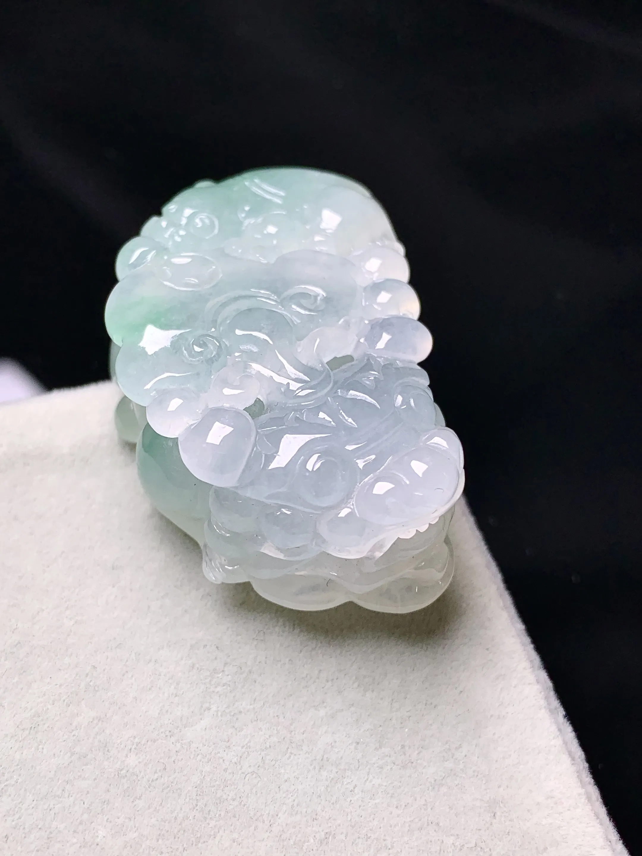 飘绿貔貅吊坠 玉质细腻 色泽艳丽清新 整体尺寸39.6*22.6*13.2