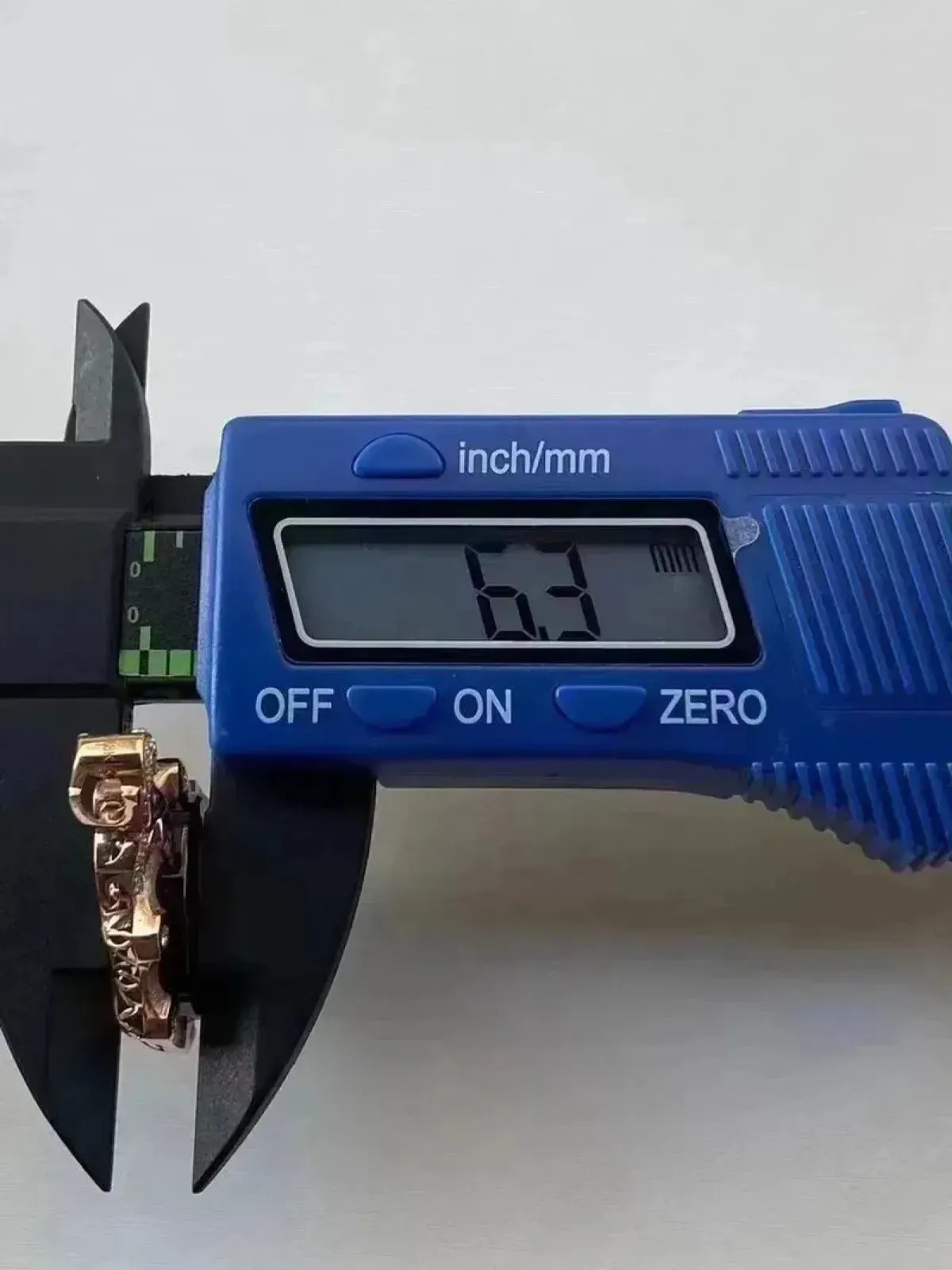 墨翠：【平安扣】吊坠、18K金+南非钻镶嵌，细腻干净，黑度极黑，性价比高，做工精致，打灯透绿 裸石尺寸：18.5*6.3