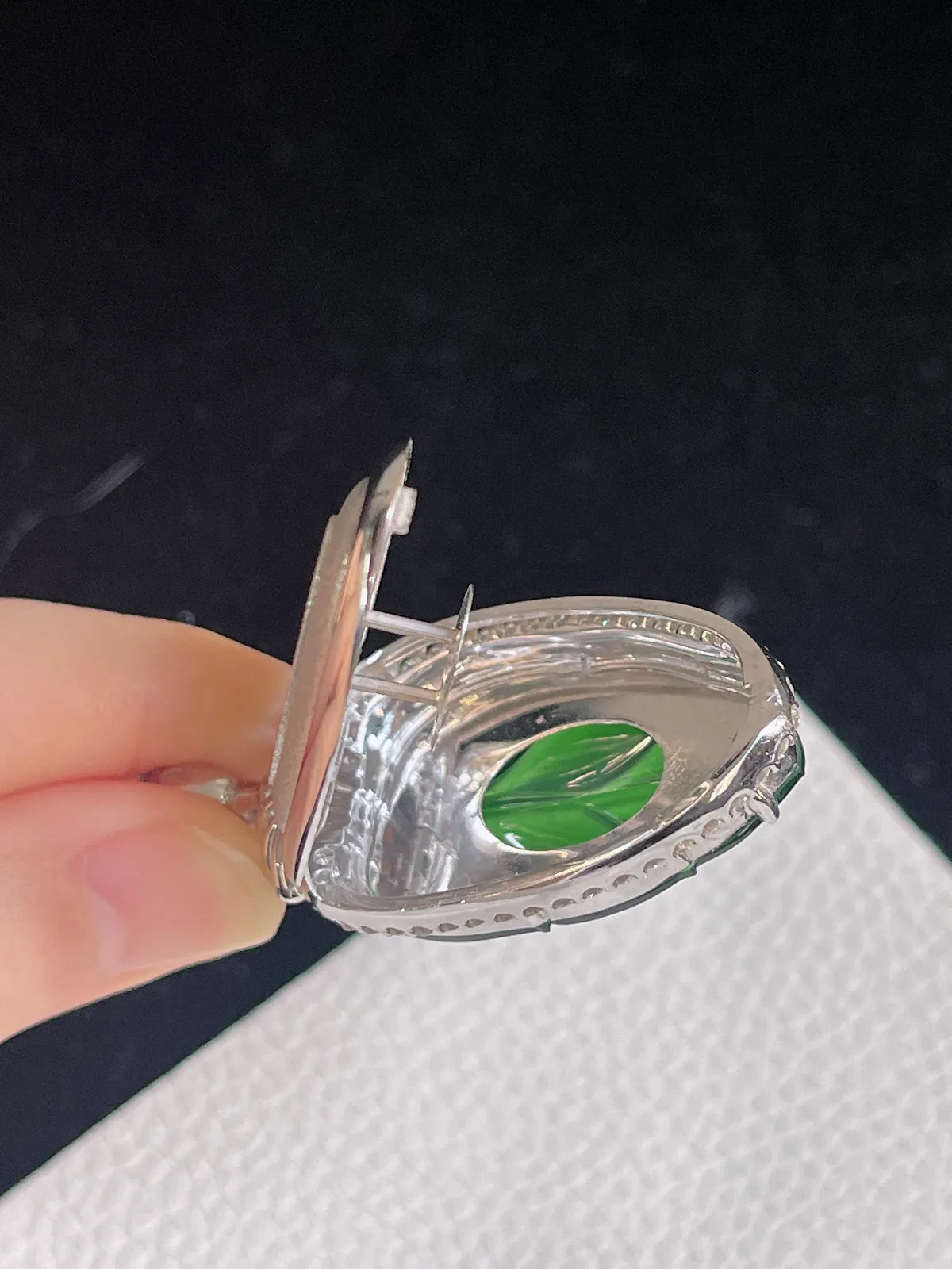 翡翠叶子吊坠，18k金镶嵌