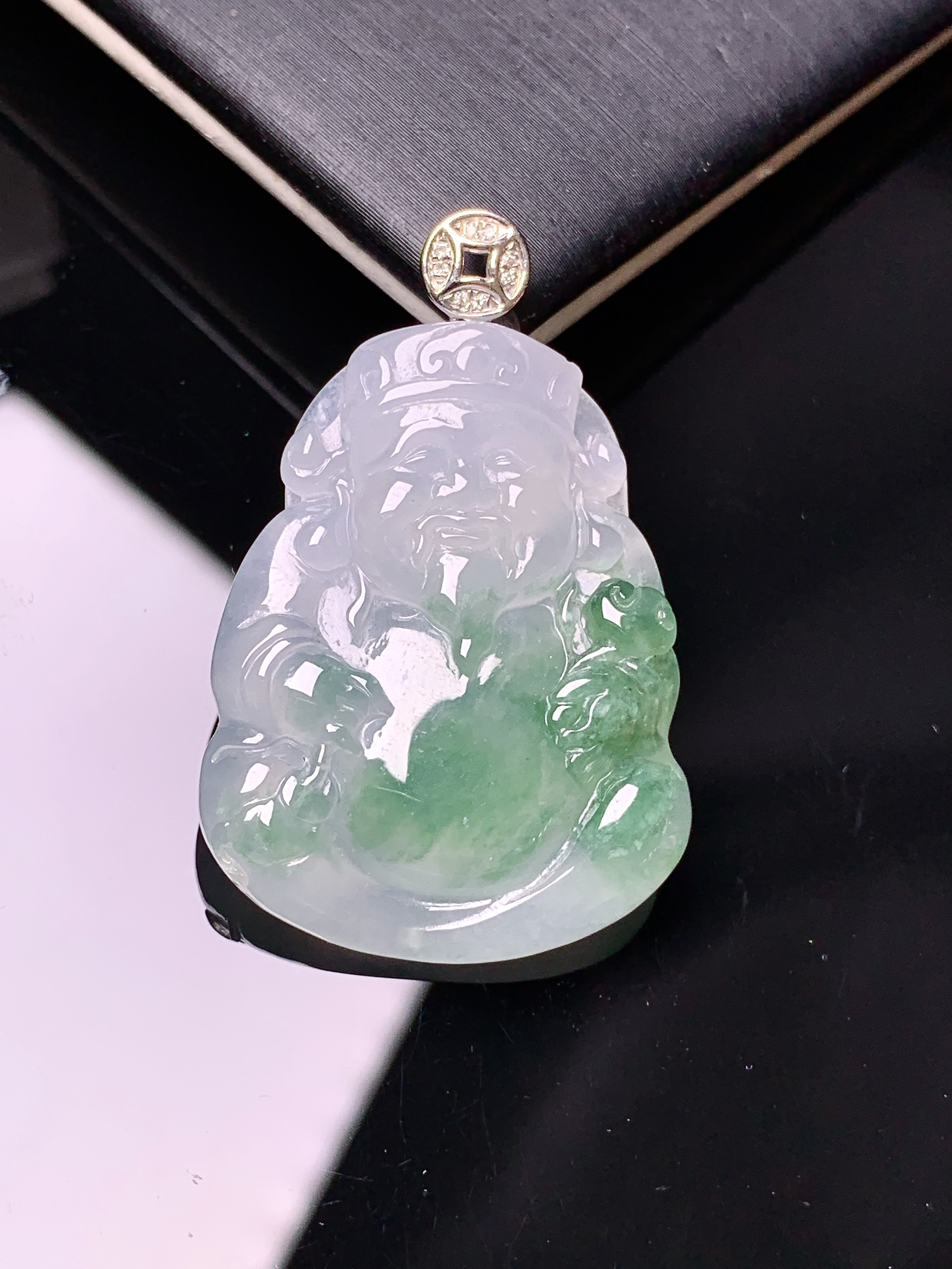 18k金钻镶嵌飘绿财神吊坠 玉质细腻 色泽艳丽清新 整体尺寸37*23.8*5.3