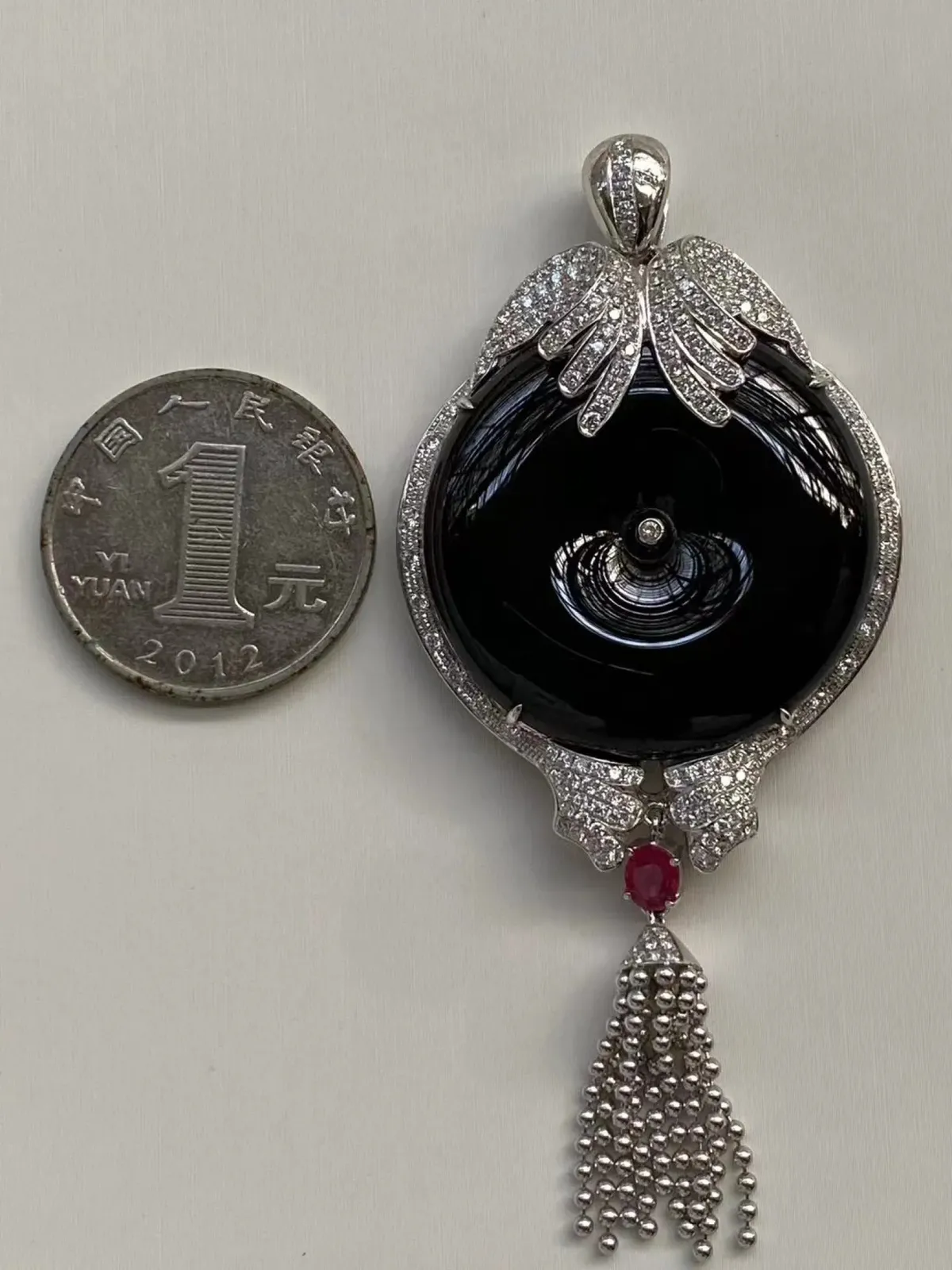 墨翠：【平安扣】吊坠、18K金+南非钻镶嵌豪华镶嵌、细腻干净，黑度极黑，性价比高，做工精致，打灯透绿 裸石尺寸 35.9.