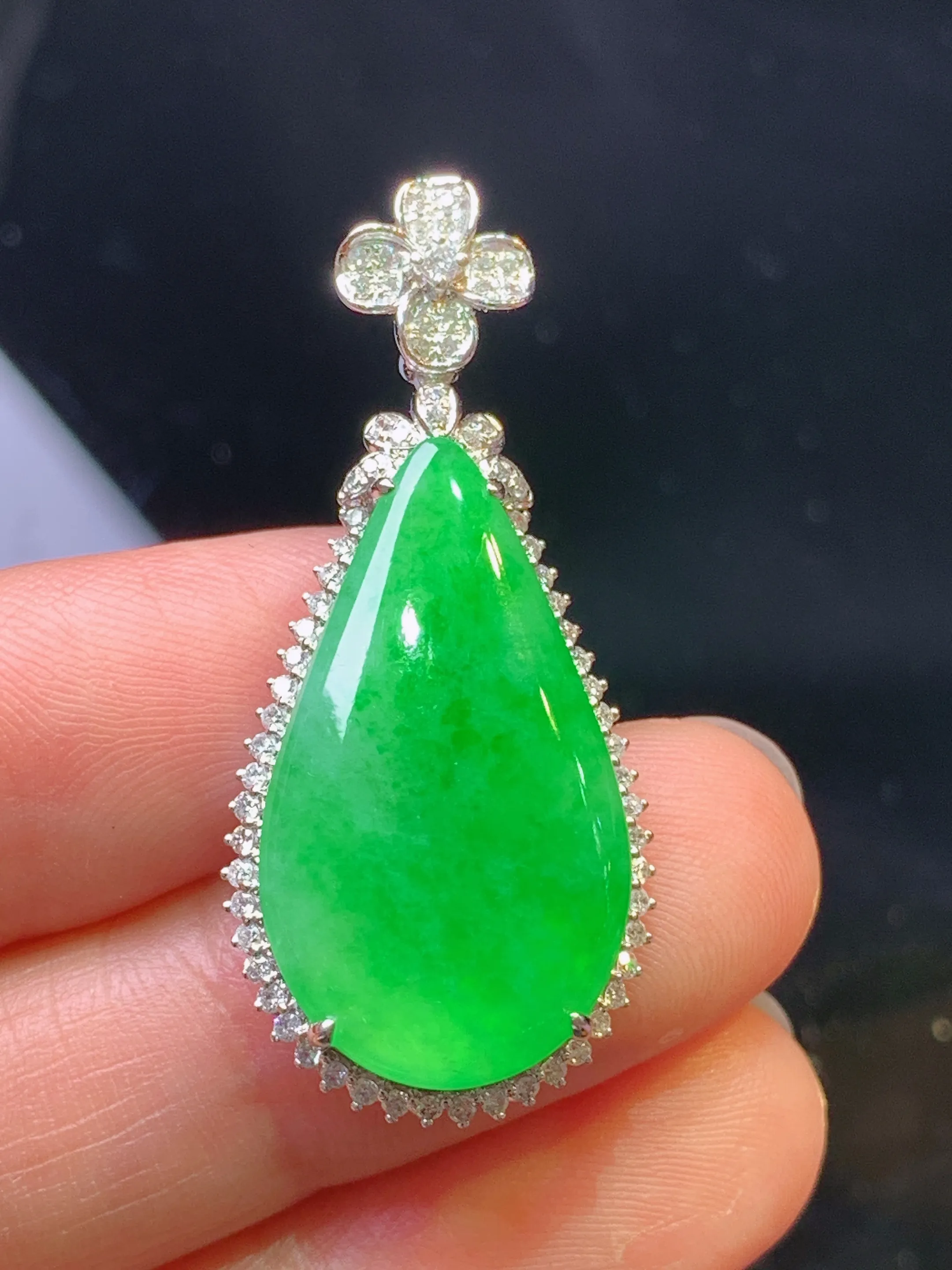 18k金钻镶嵌翠绿水滴吊坠 玉质细腻 色泽艳丽清新 整体尺寸37*16.6*6.2