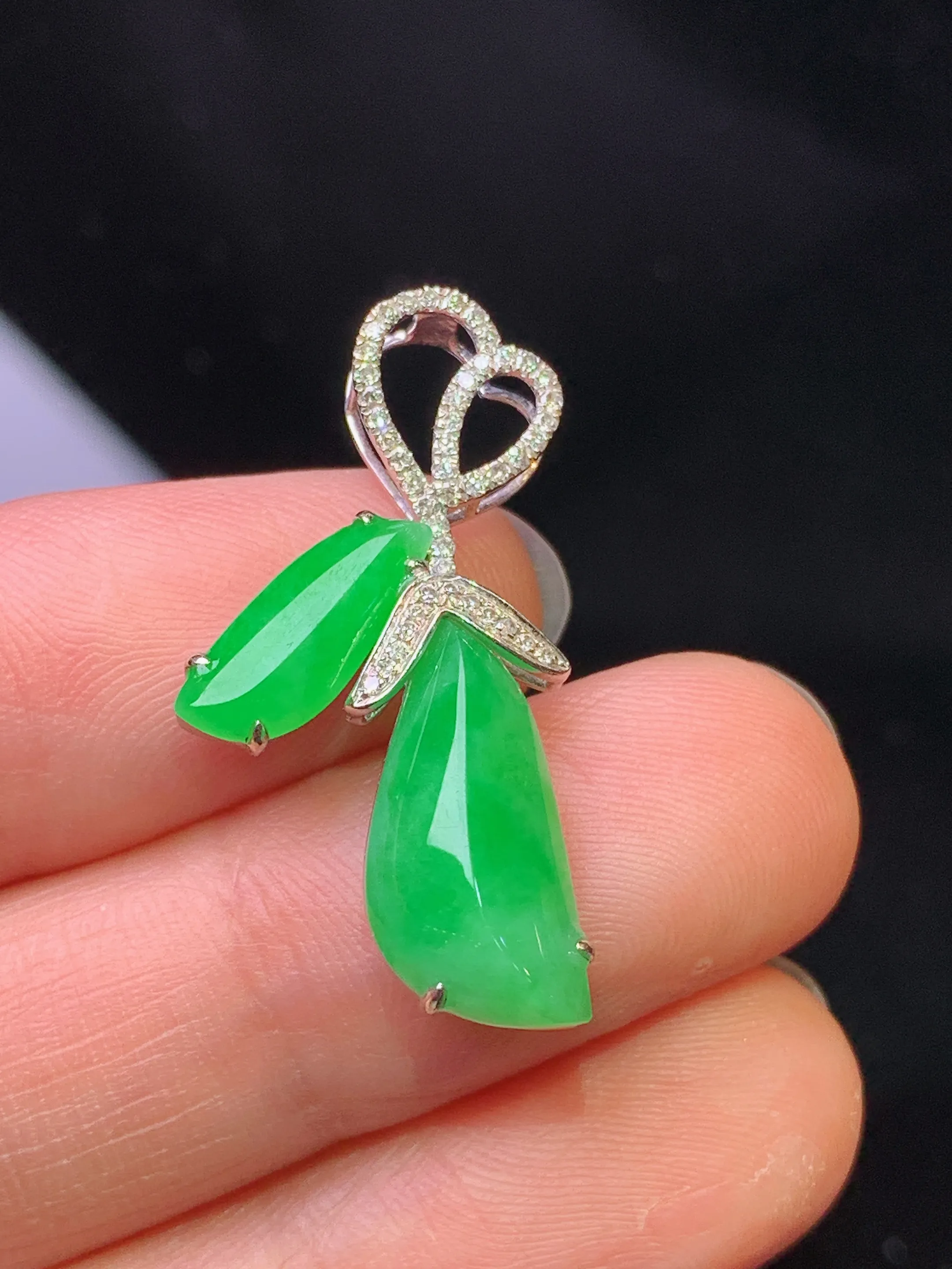 18k金钻镶嵌翠绿随形吊坠 玉质细腻 色泽艳丽清新 整体尺寸28.7*7.6*4.7