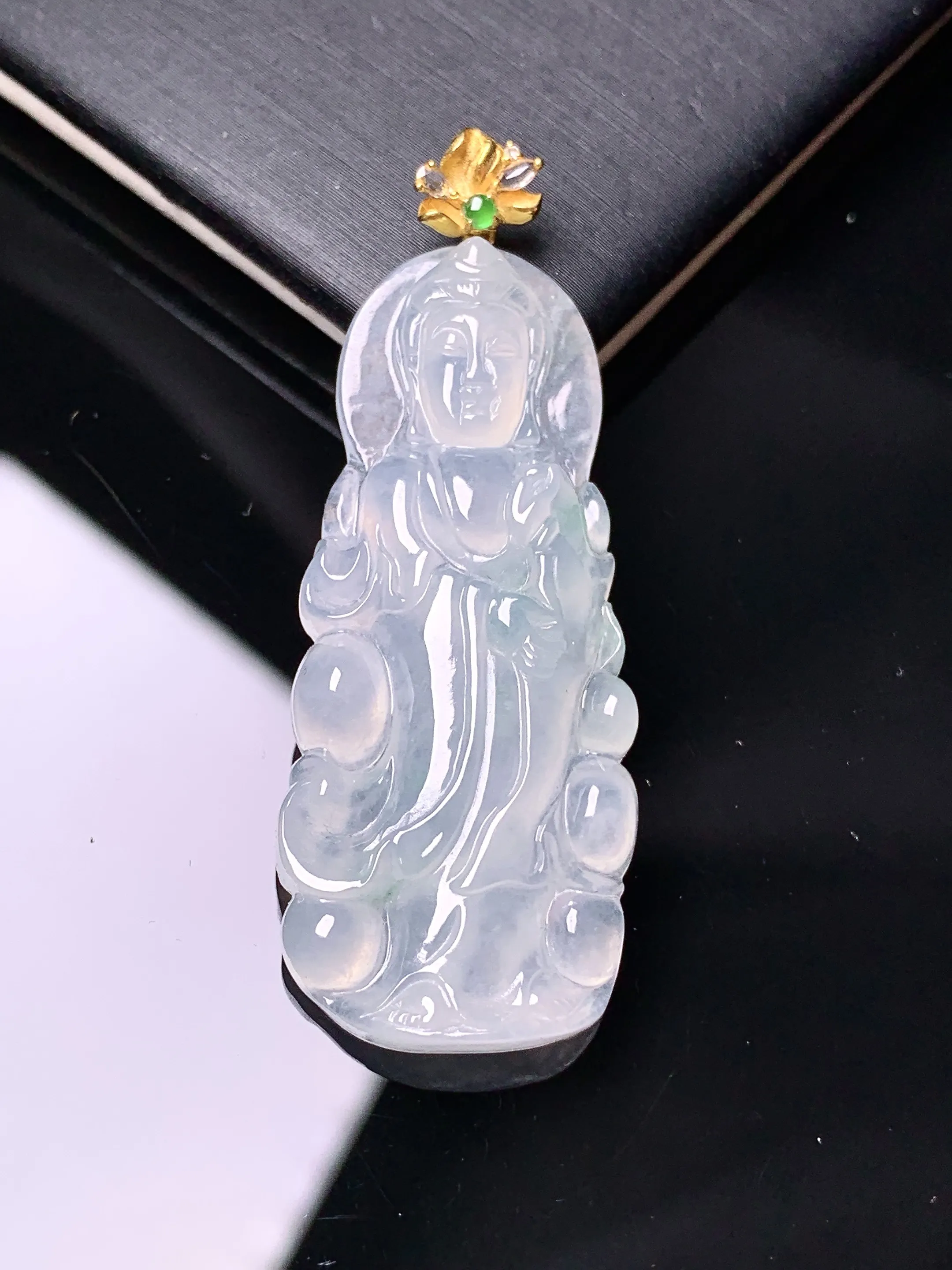 18k金镶嵌冰种观音吊坠 玉质细腻 色泽艳丽清新 整体尺寸48.5*18.2*4.5