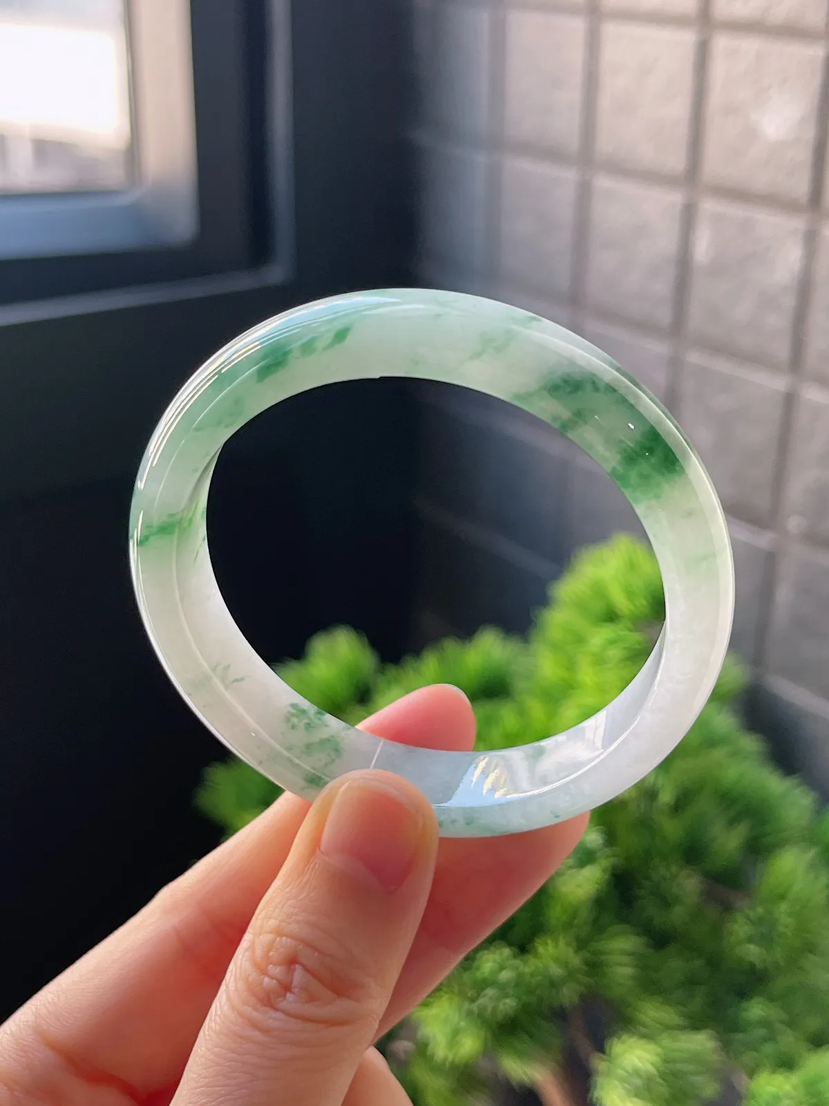 正圈52.6圈口，翡翠冰糯种飘绿手镯