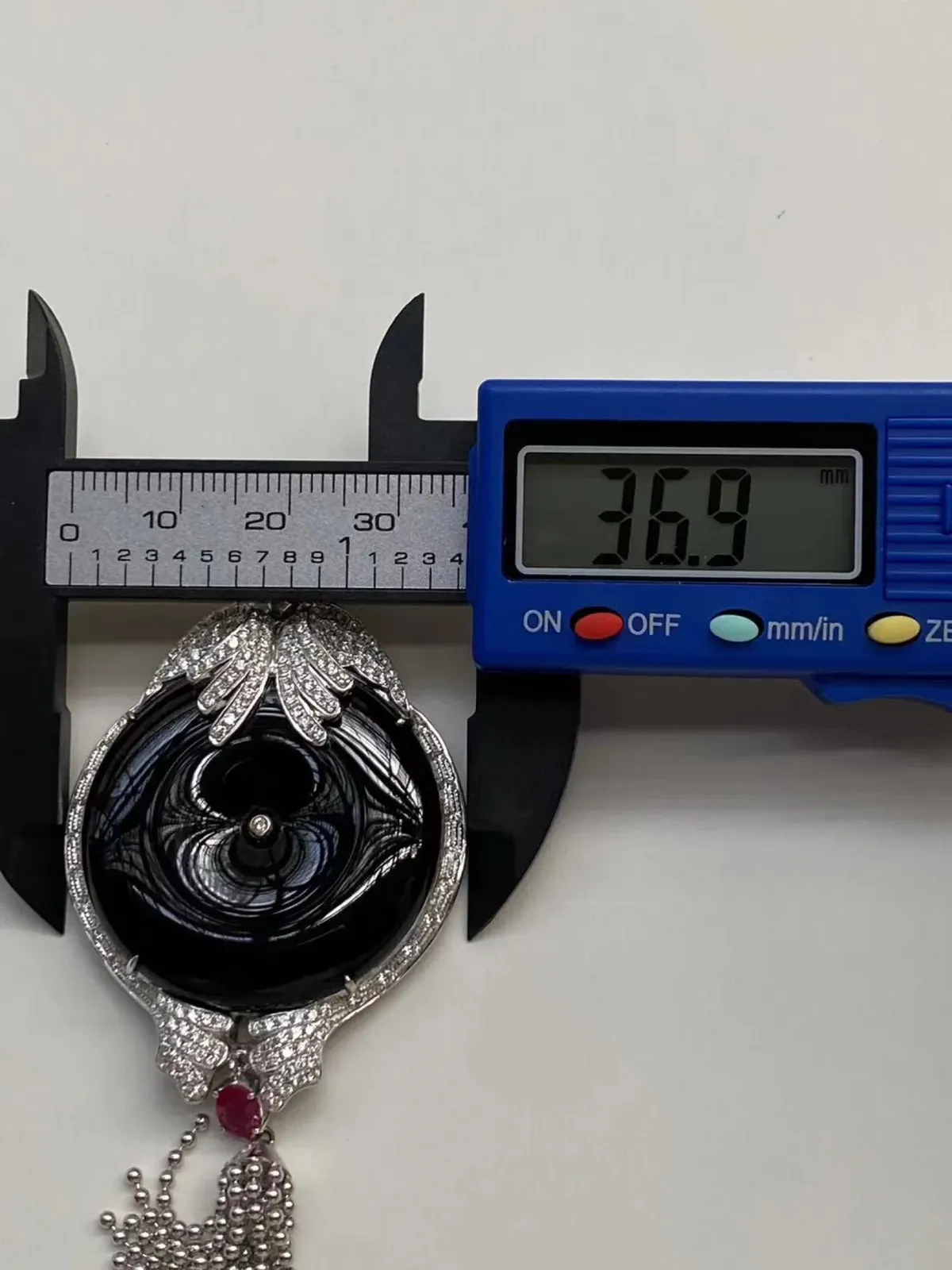 墨翠：【平安扣】吊坠、18K金+南非钻镶嵌豪华镶嵌、细腻干净，黑度极黑，性价比高，做工精致，打灯透绿 裸石尺寸 35.9.