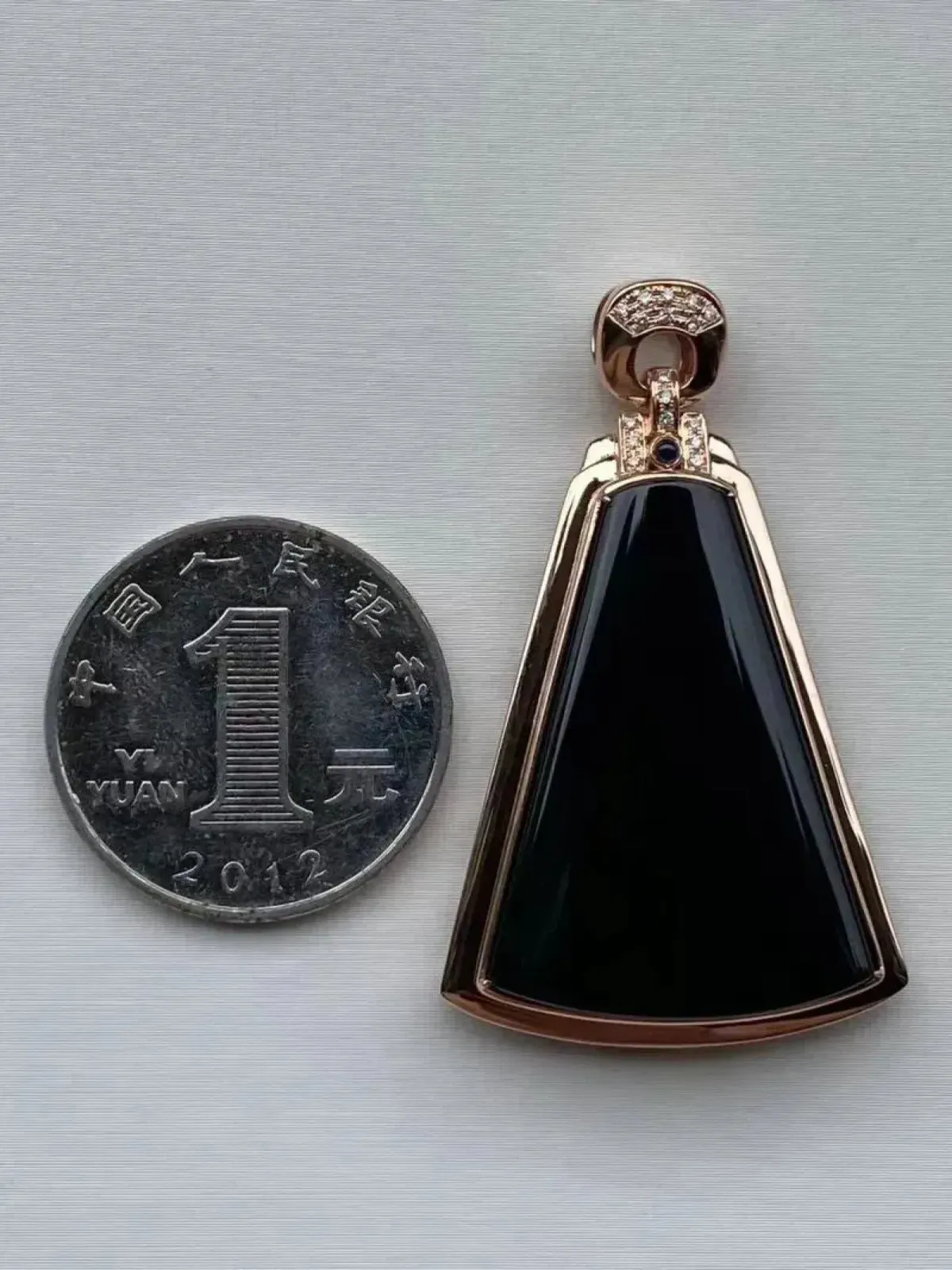 墨翠：【平安无事牌】18K金+南非钻镶嵌，细腻干净，黑度极黑，性价比高，雕工精湛，打灯透绿 裸石尺寸：32.0*23.3‘