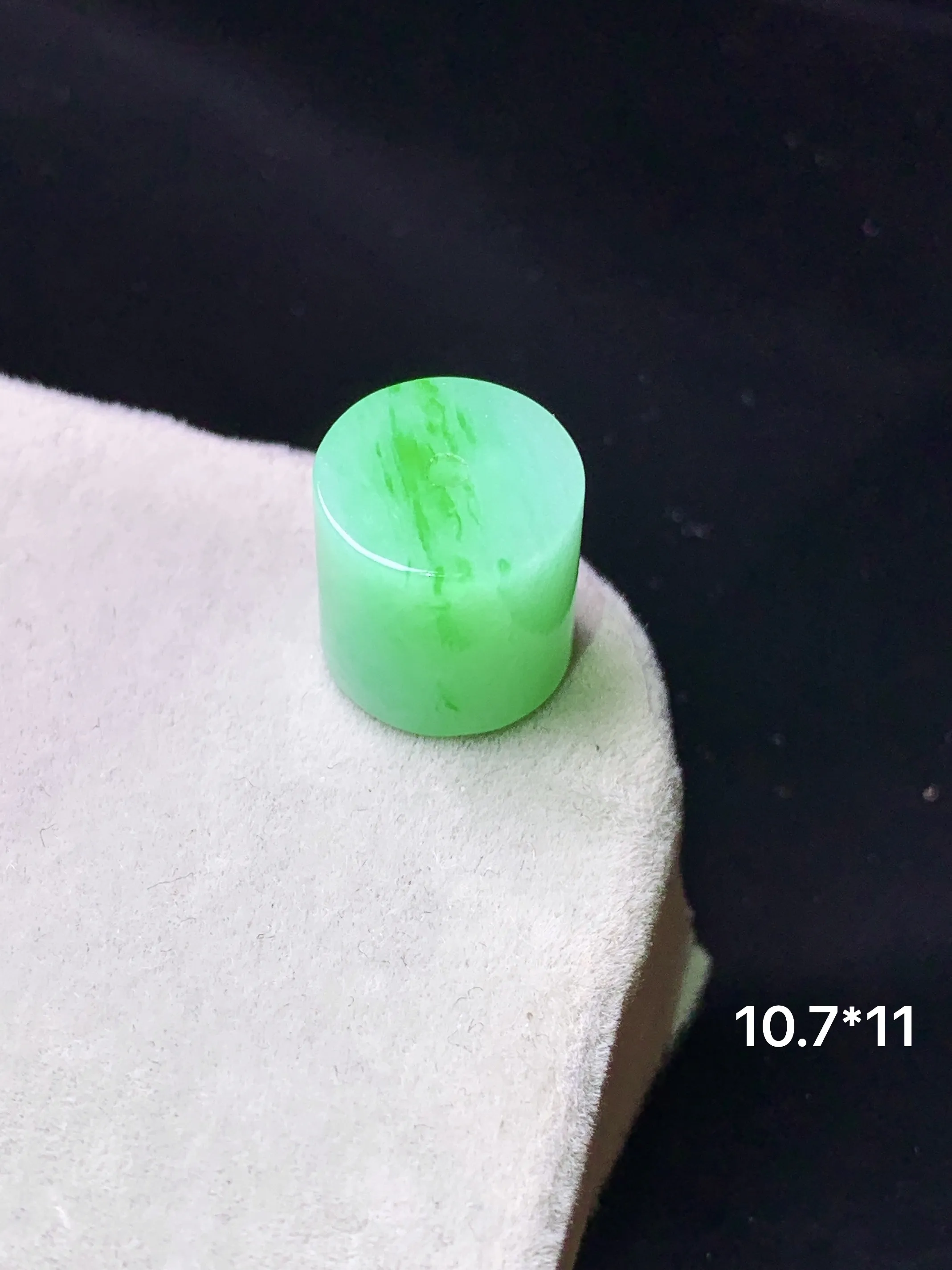 翠绿路路通吊坠 玉质细腻 色泽艳丽清新 整体尺寸10.7*11