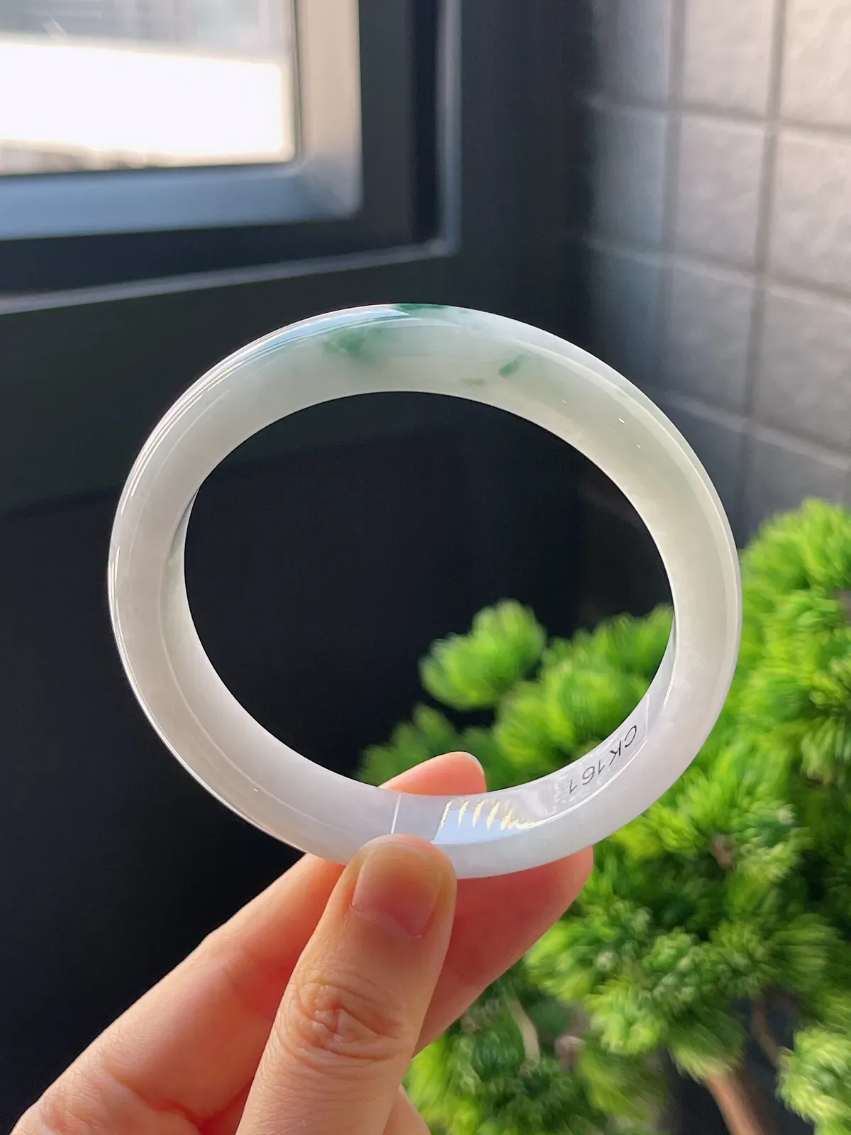 正圈62.5圈口，翡翠糯化种飘绿手镯