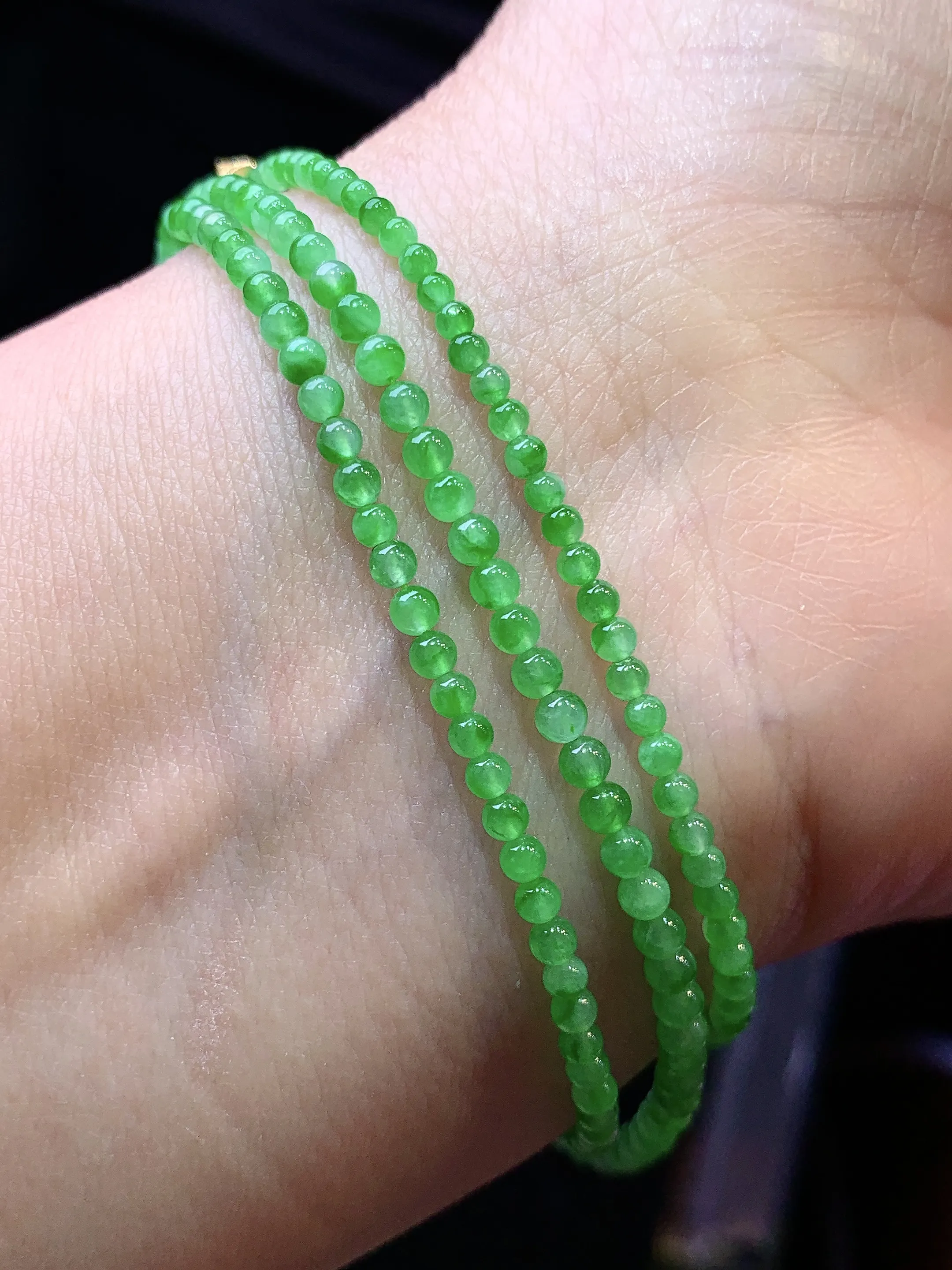 翠绿小米珠项链 玉质细腻 色泽艳丽清新 整体尺寸2.8