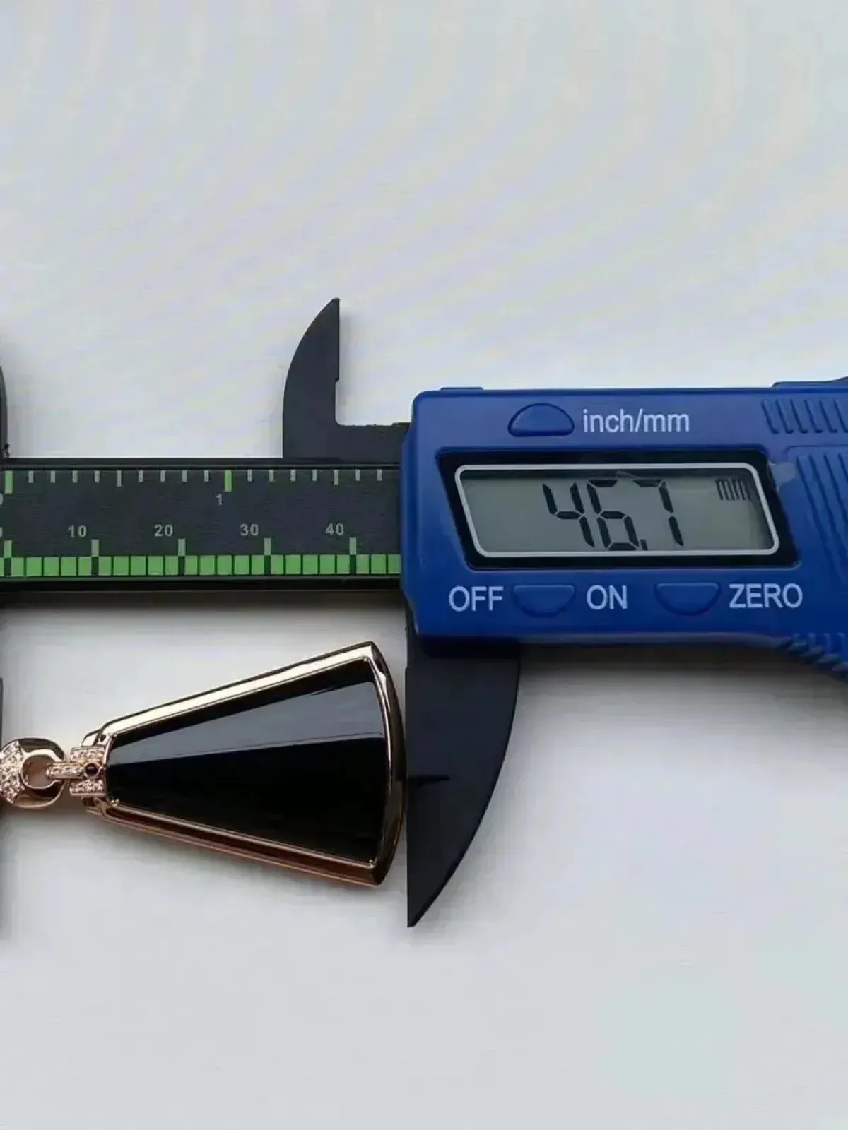 墨翠：【平安无事牌】18K金+南非钻镶嵌，细腻干净，黑度极黑，性价比高，雕工精湛，打灯透绿 裸石尺寸：32.0*23.3‘