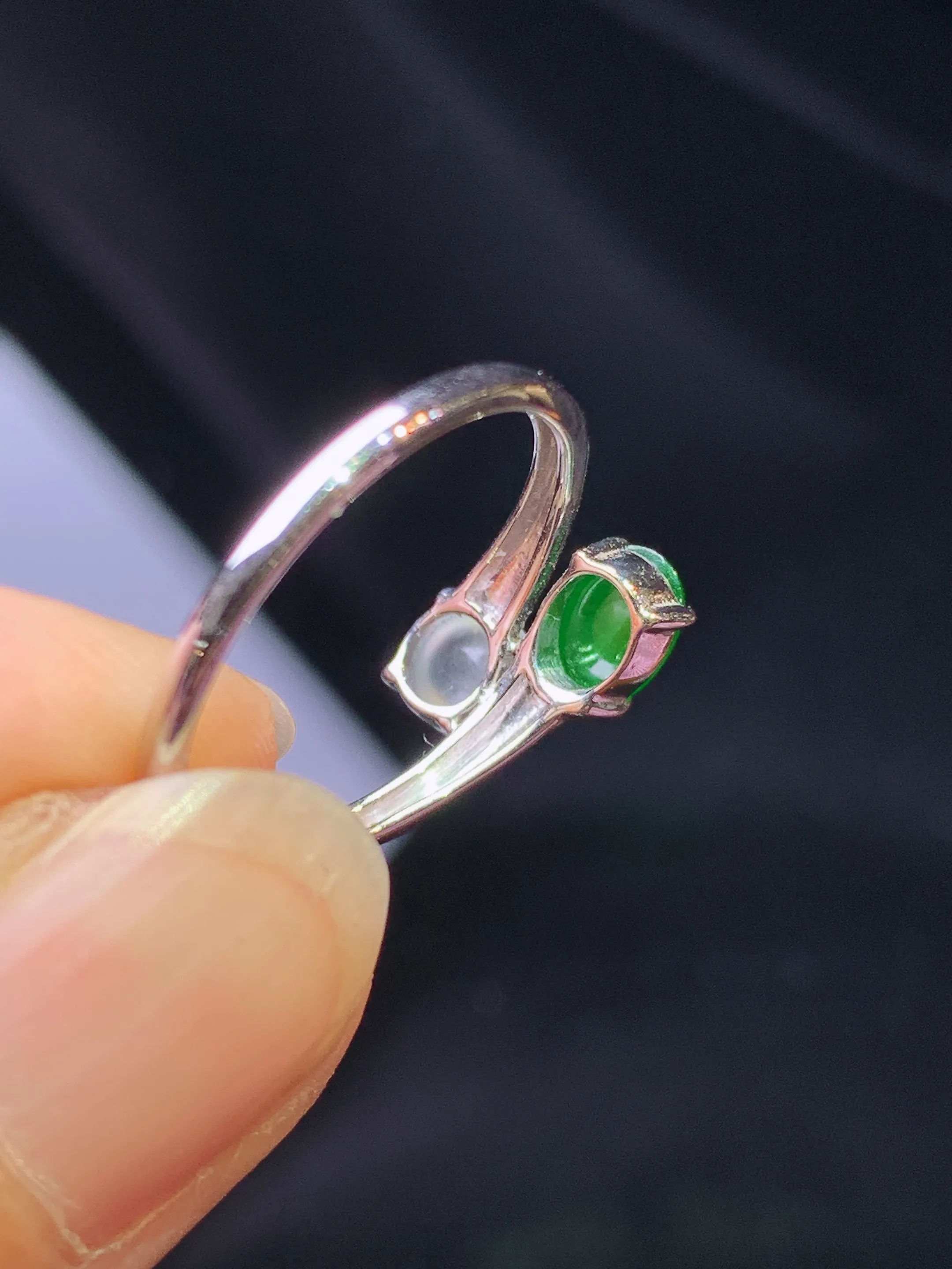 18k金钻镶嵌冰绿蛋面戒指 玉质细腻 色泽艳丽清新 圈口13.5 裸石尺寸5.5*4.3*2.2