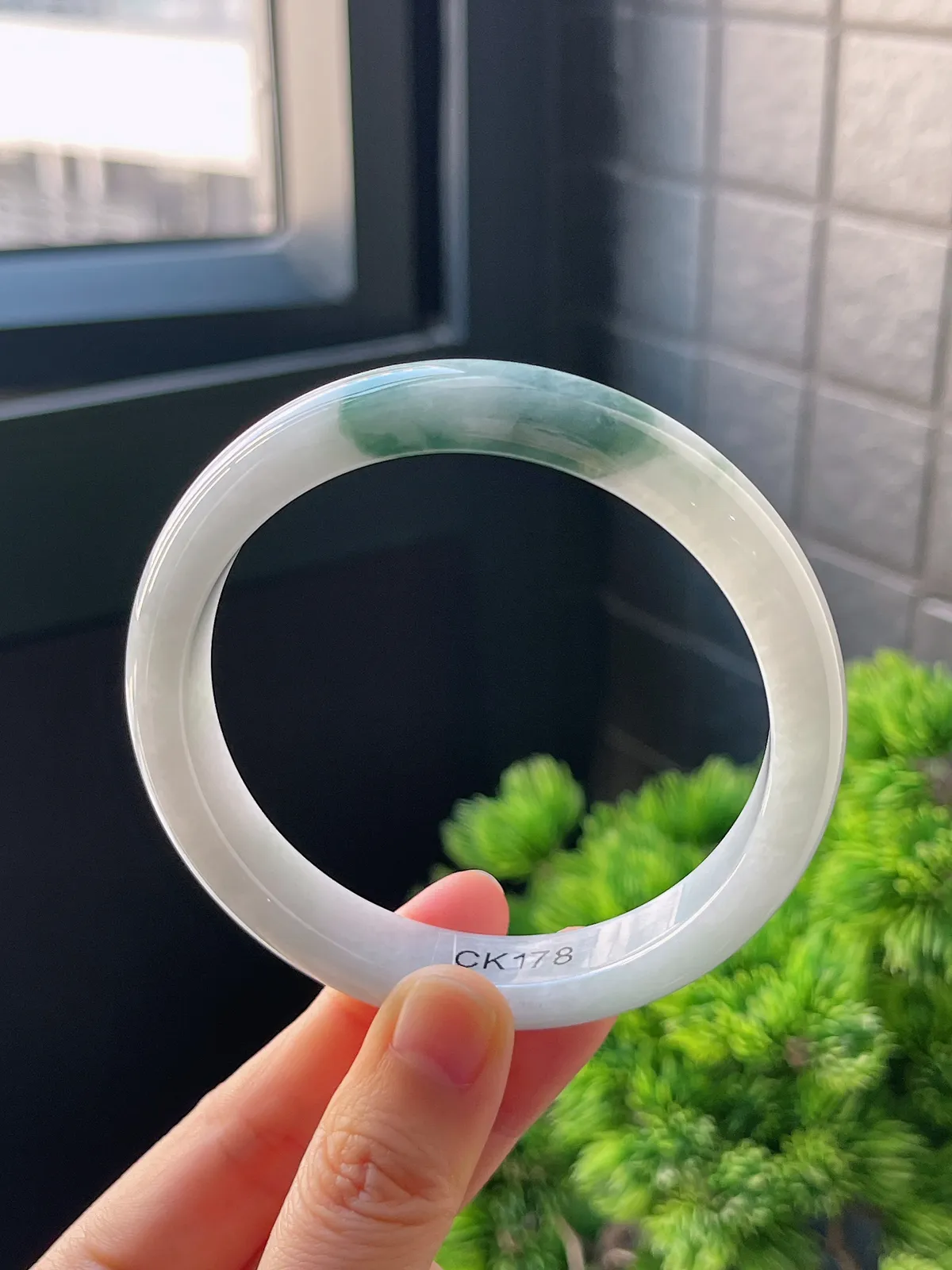 正圈62.5圈口，翡翠糯化种飘绿手镯