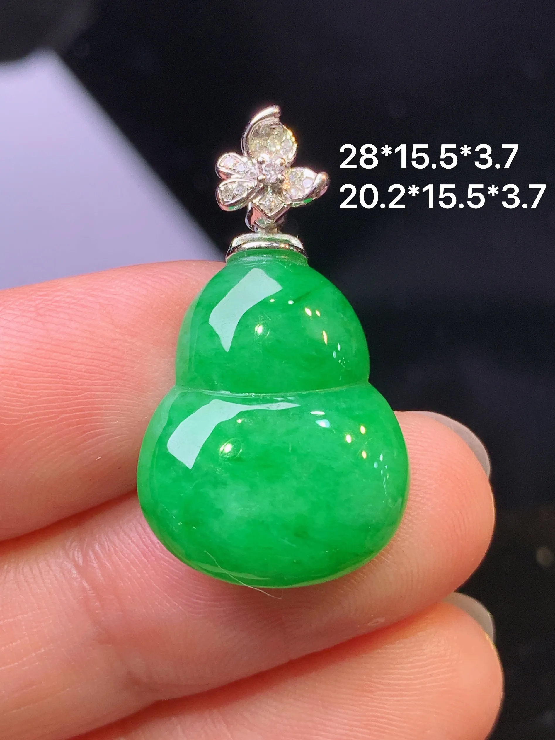 18k金钻镶嵌翠绿葫芦吊坠 玉质细腻 色泽艳丽清新 整体尺寸28*15.5*3.7