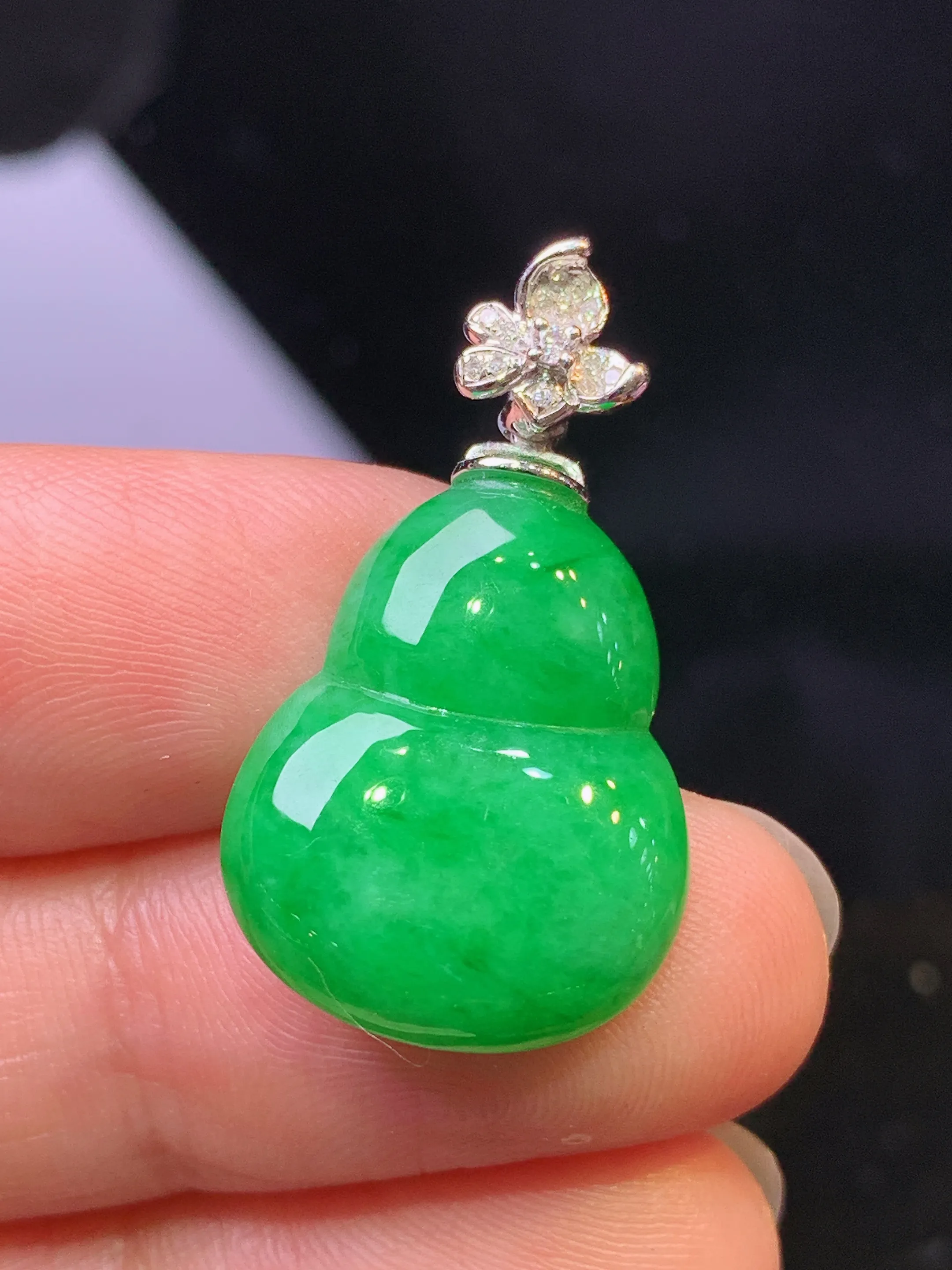18k金钻镶嵌翠绿葫芦吊坠 玉质细腻 色泽艳丽清新 整体尺寸28*15.5*3.7