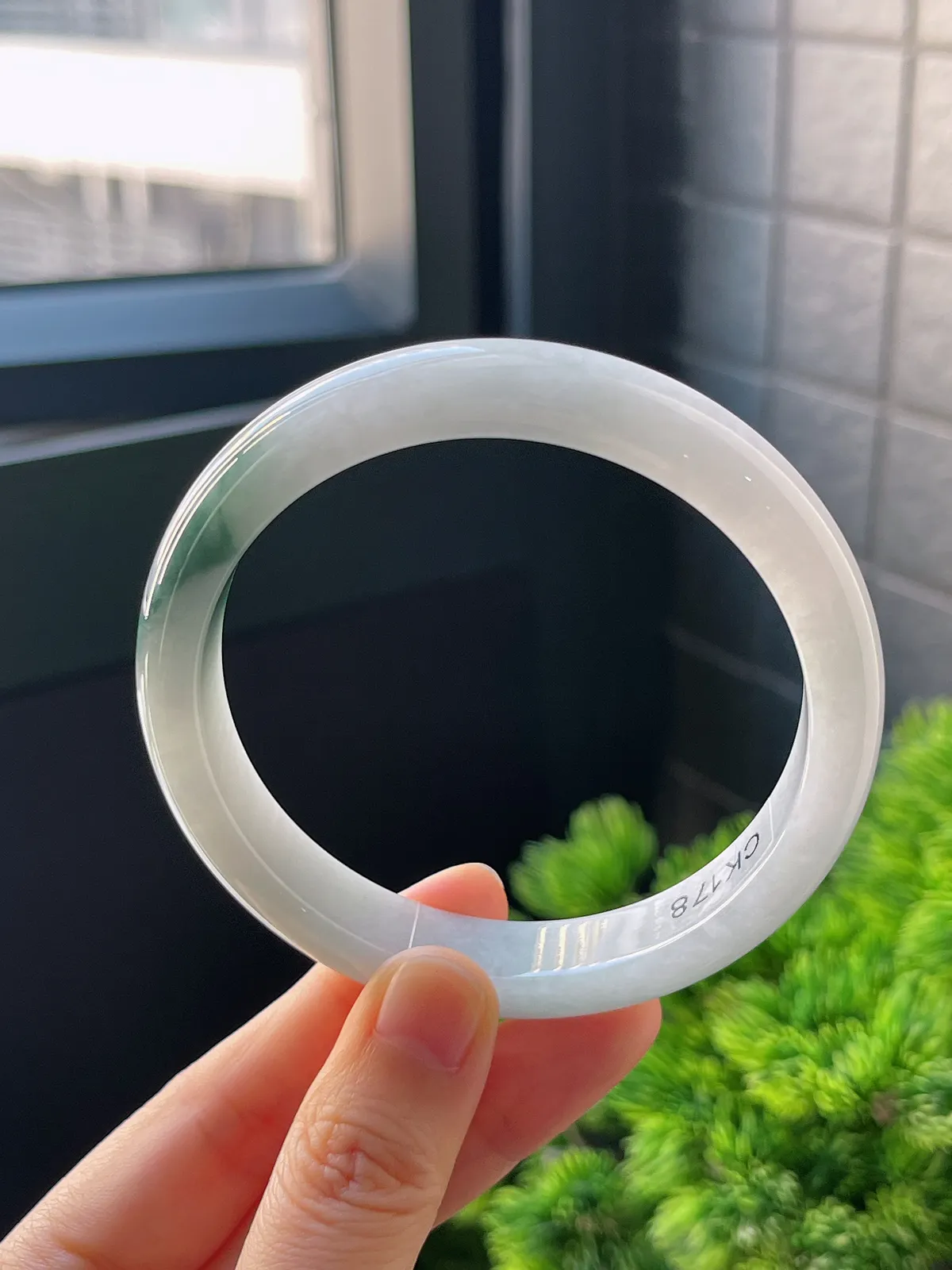 正圈62.5圈口，翡翠糯化种飘绿手镯