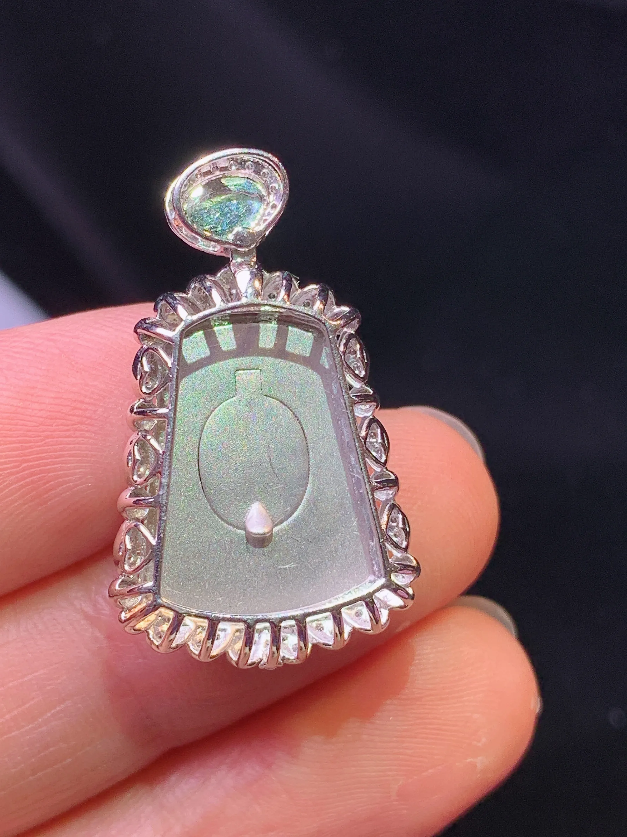 18k金钻镶嵌翠绿无事牌吊坠 玉质细腻 色泽艳丽清新 整体尺寸28*16.7*7