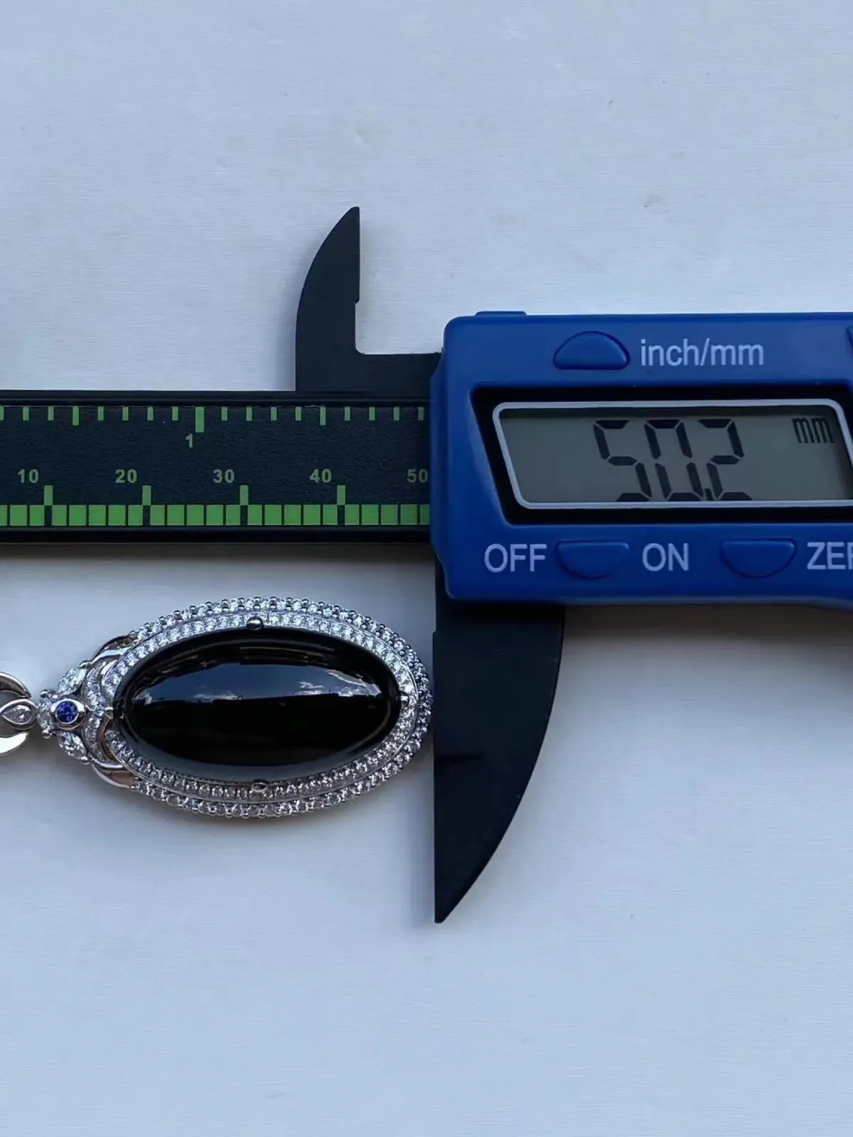 墨翠【鸽子蛋吊坠】18K金+南非钻镶嵌，细腻干净，黑度极黑，性价比高，雕工精湛，打灯透绿 裸石尺寸 30.0*16.2*14.0‘