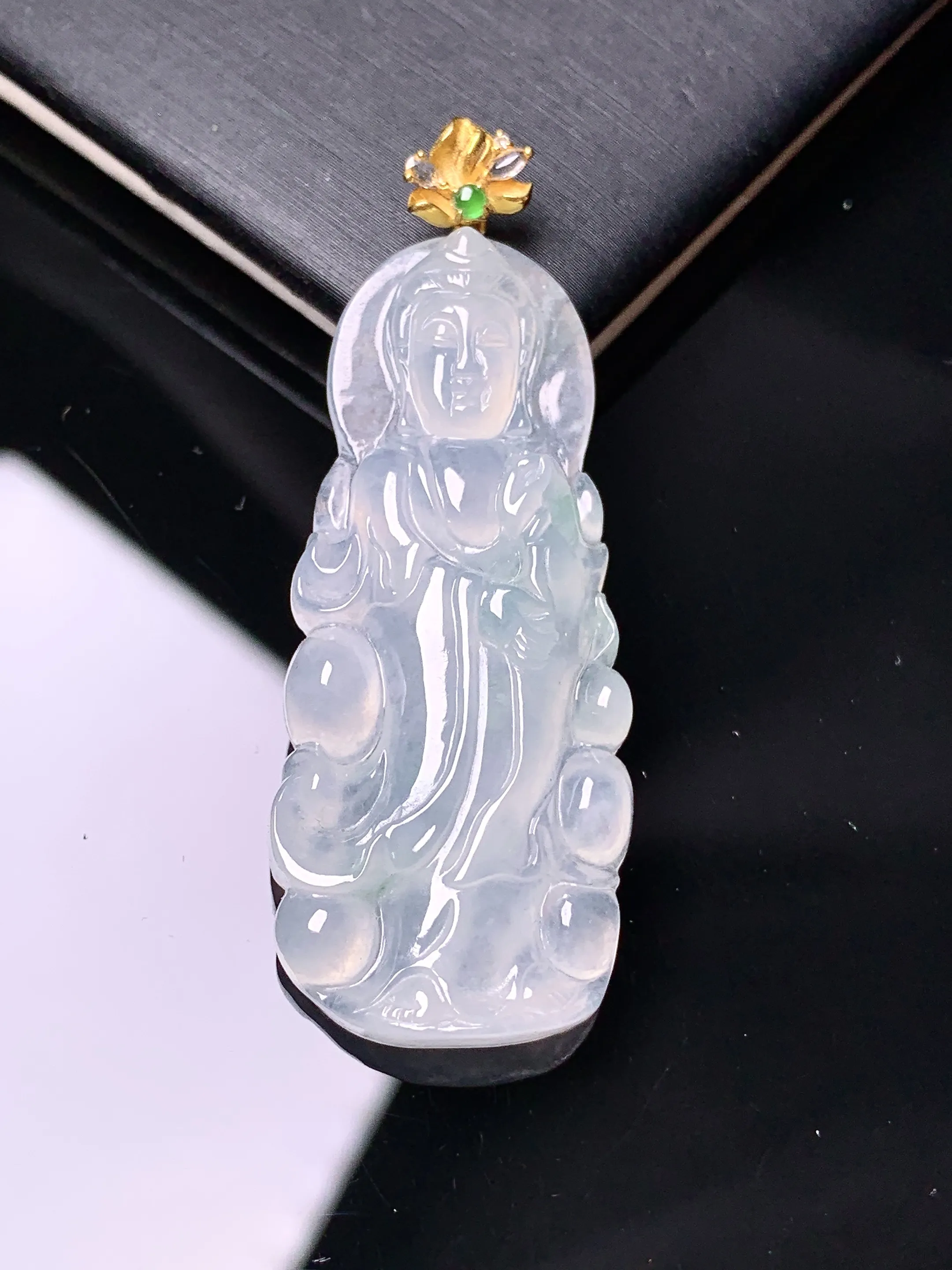 18k金镶嵌冰种观音吊坠 玉质细腻 色泽艳丽清新 整体尺寸48.5*18.2*4.5