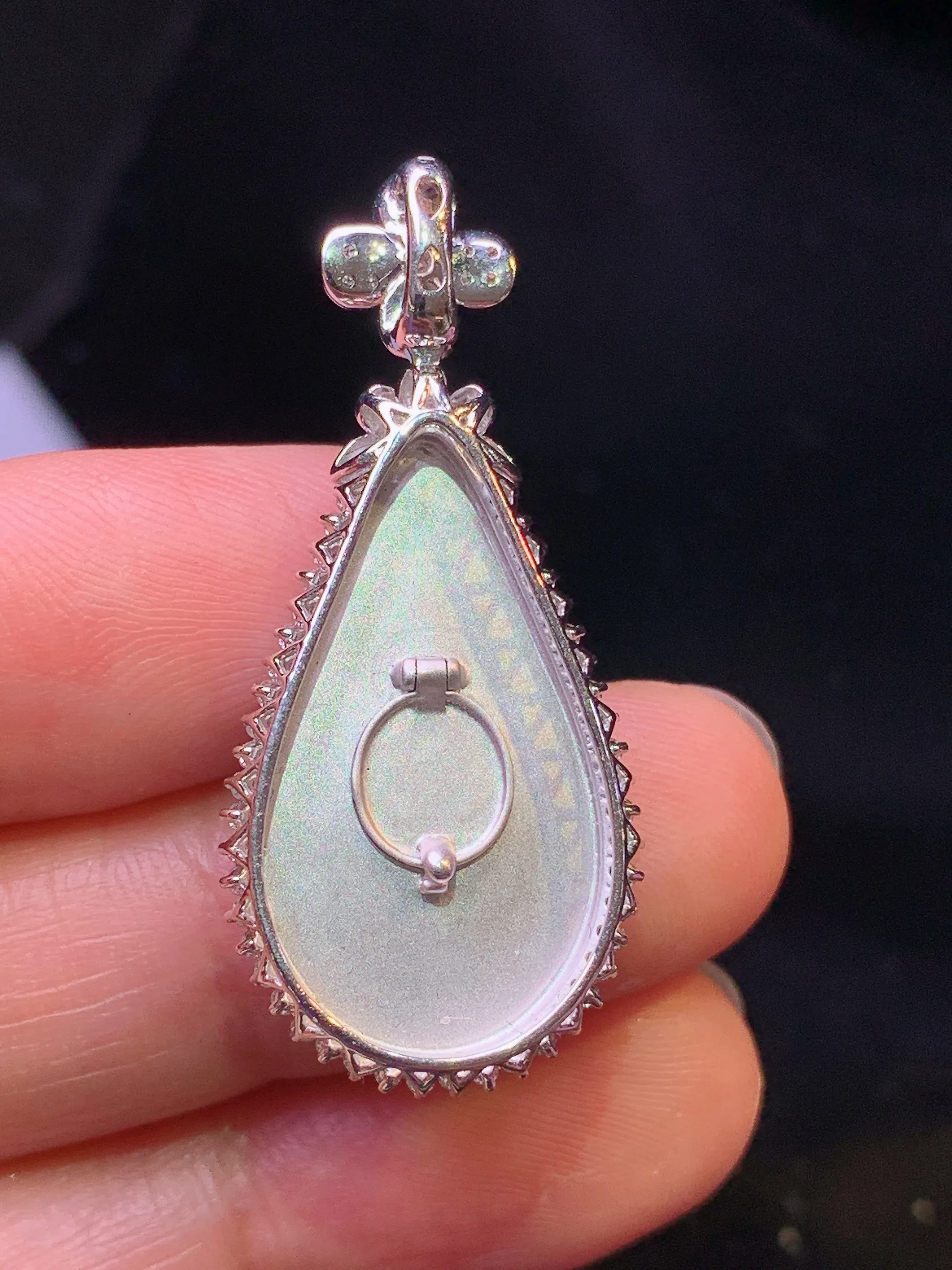 18k金钻镶嵌翠绿水滴吊坠 玉质细腻 色泽艳丽清新 整体尺寸37*16.6*6.2