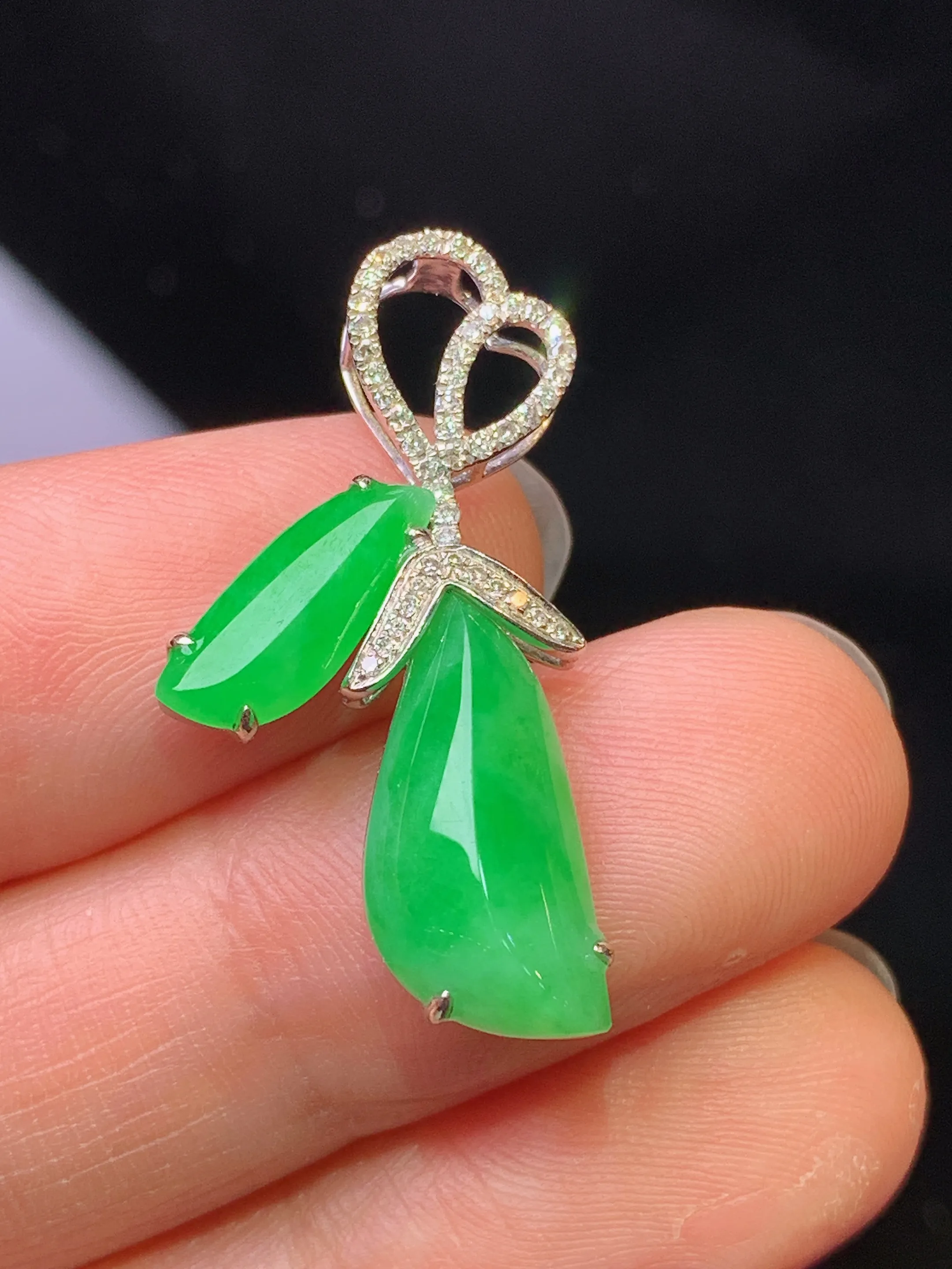 18k金钻镶嵌翠绿随形吊坠 玉质细腻 色泽艳丽清新 整体尺寸28.7*7.6*4.7