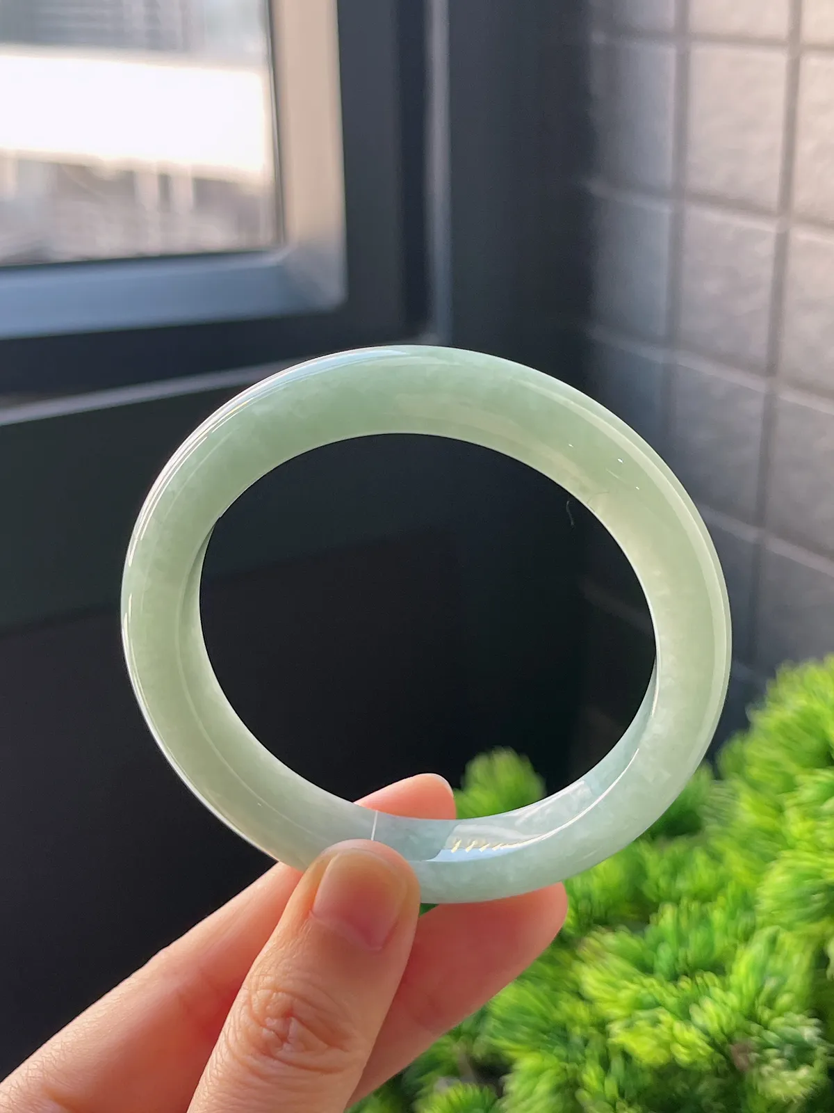 正圈56.8圈口，翡翠糯化种淡绿色手镯