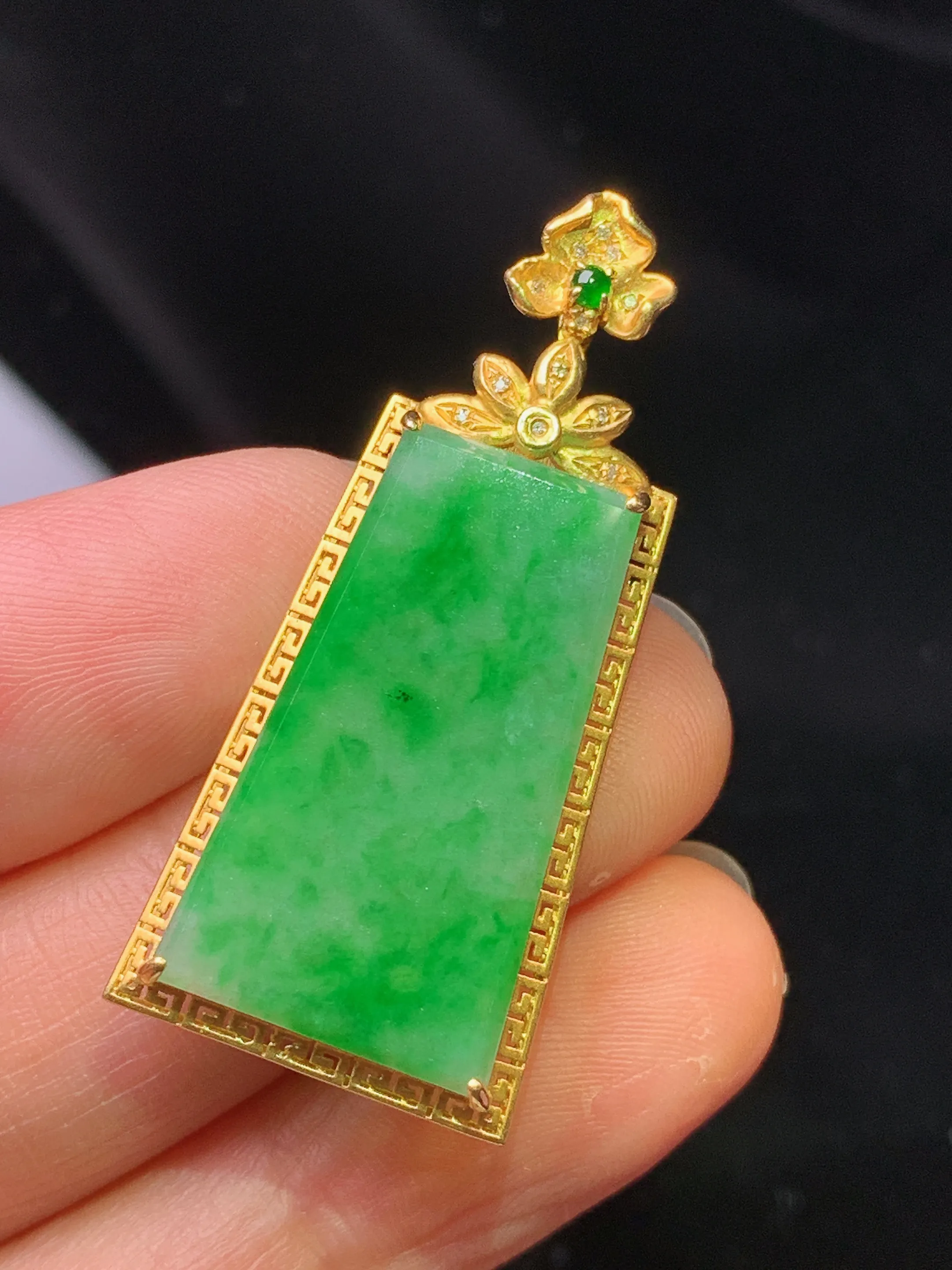 18k金钻镶嵌翠绿无事牌吊坠 玉质细腻 色泽艳丽清新 整体尺寸38*17*4.8