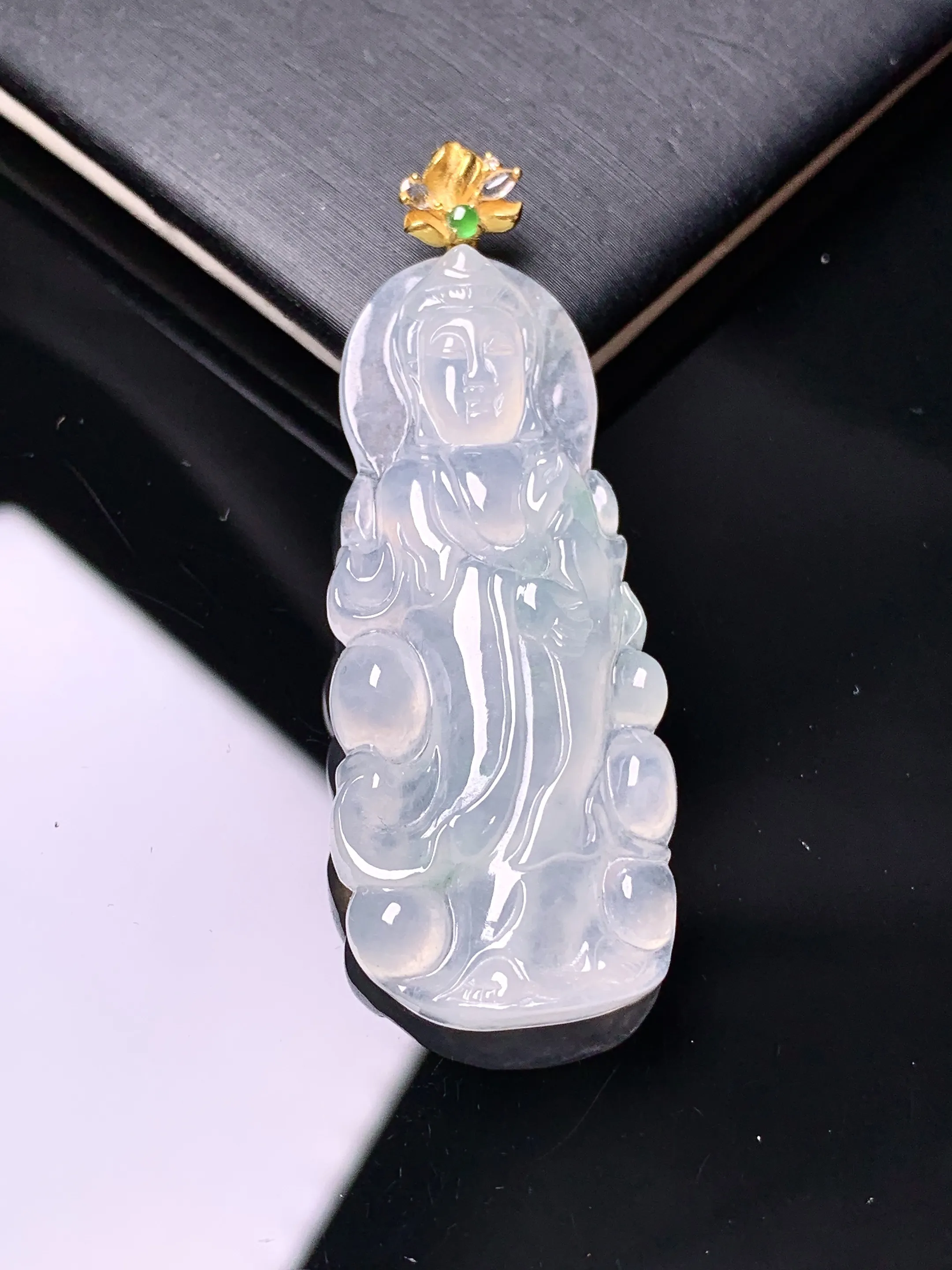 18k金镶嵌冰种观音吊坠 玉质细腻 色泽艳丽清新 整体尺寸48.5*18.2*4.5