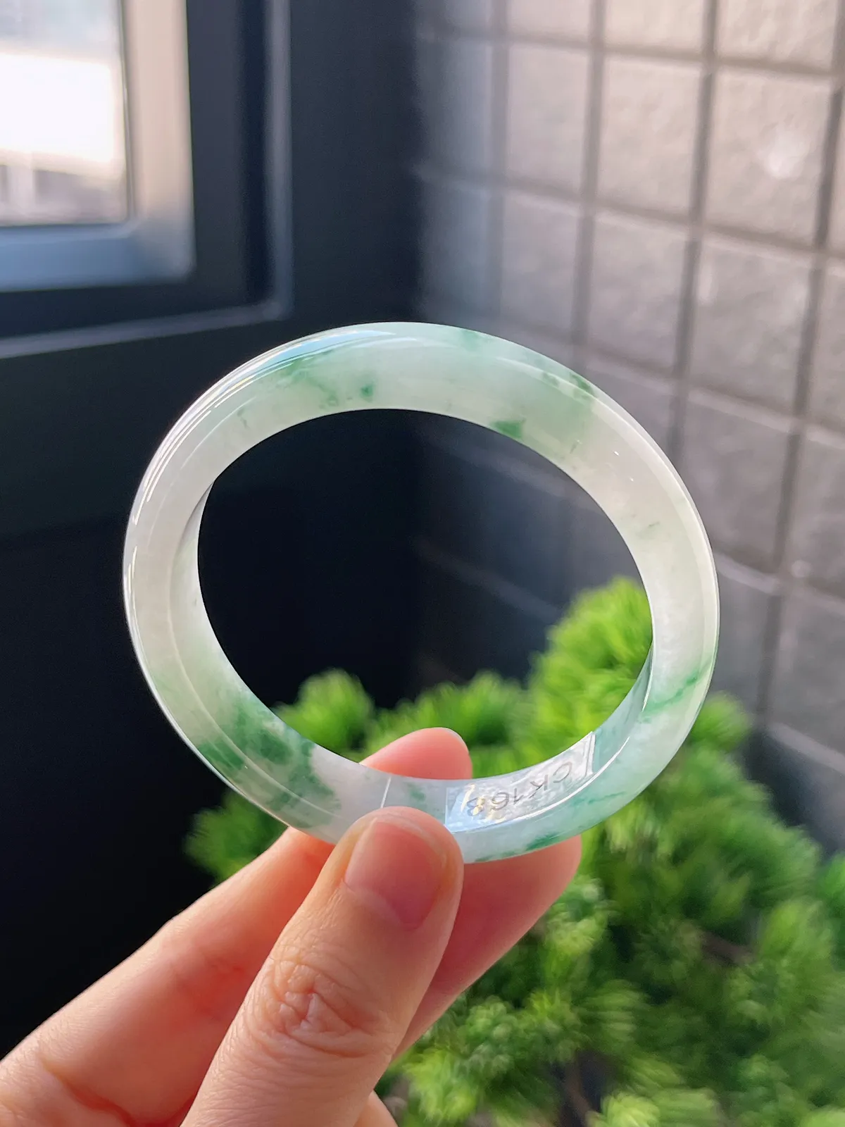 正圈52.6圈口，翡翠冰糯种飘绿手镯