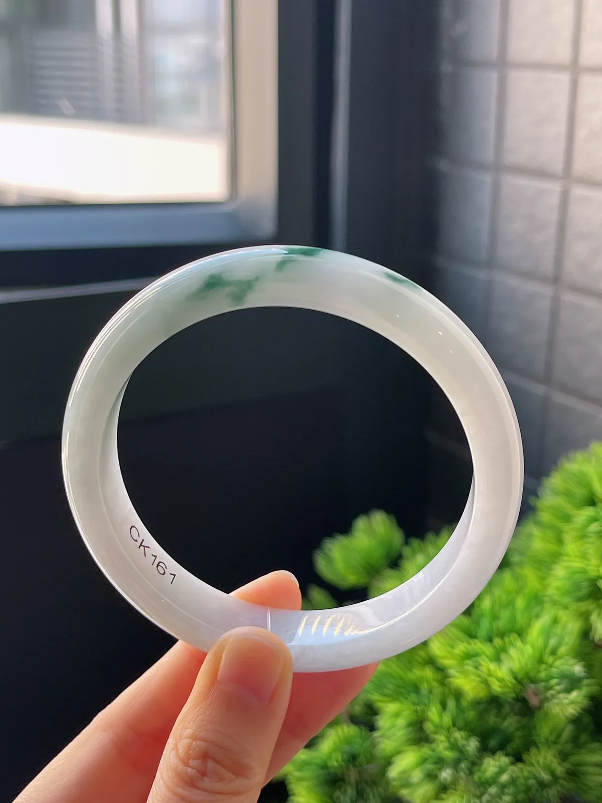 正圈62.5圈口，翡翠糯化种飘绿手镯