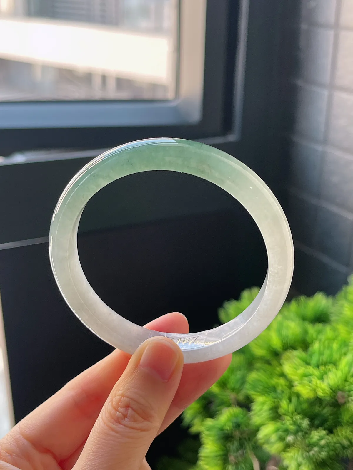 正圈58.3圈口，翡翠冰糯种飘绿手镯