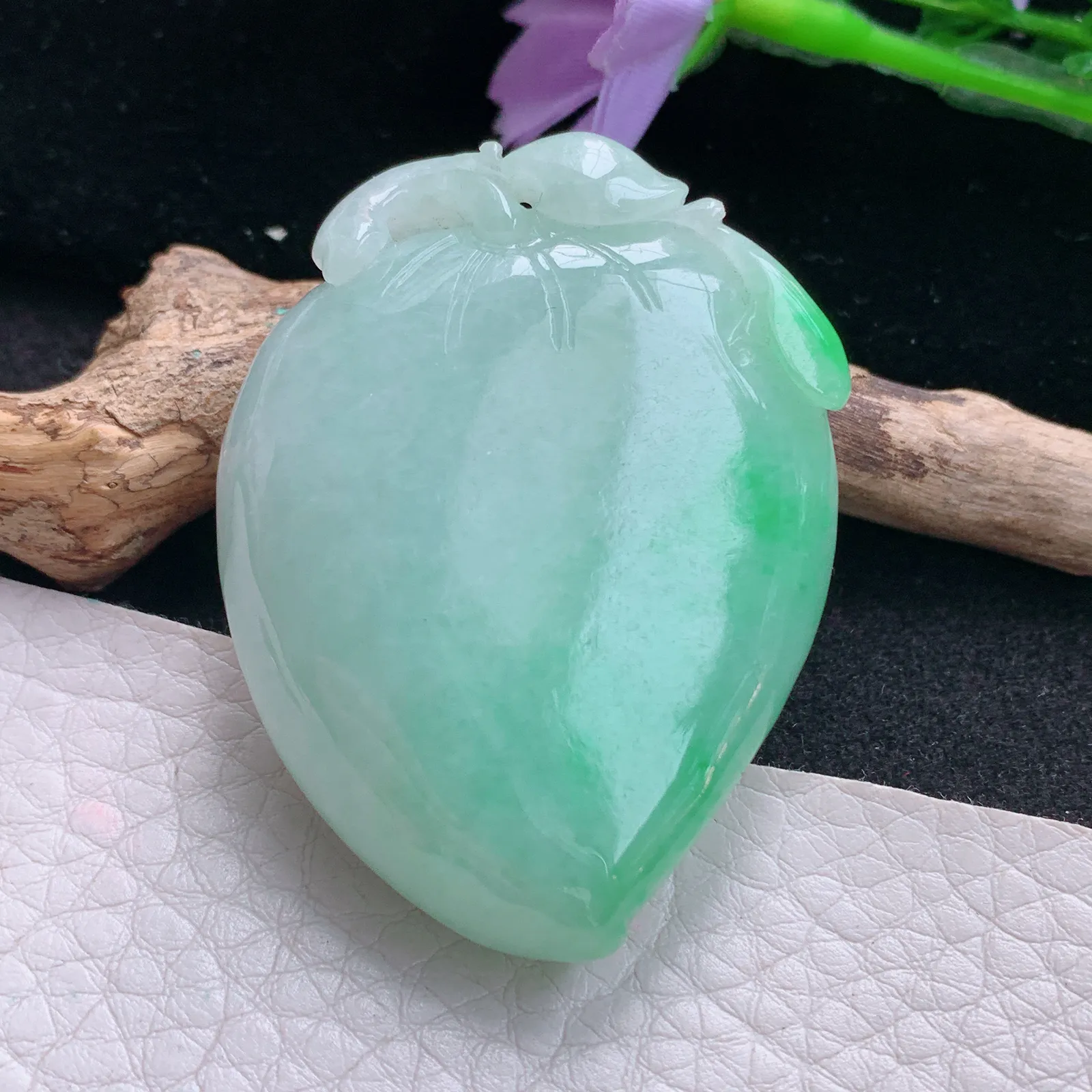 zen自然光48*36.8*14.5天然缅甸翡翠飘阳绿桃子 大寿桃玉吊坠 玉挂件