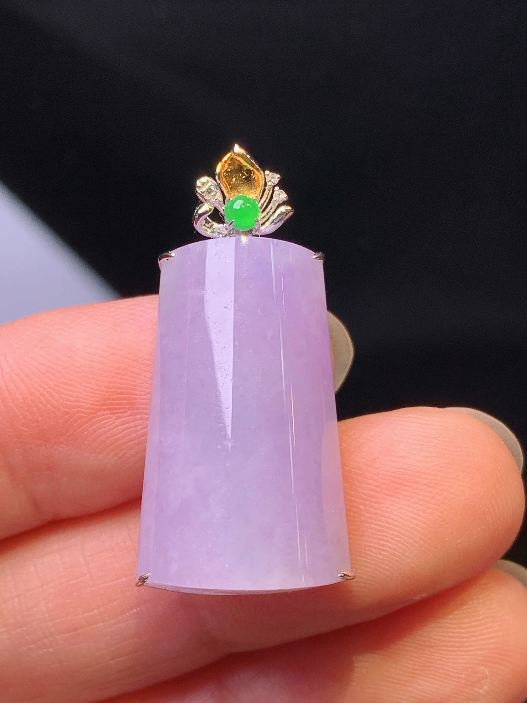 18k金钻镶嵌紫罗兰玉柱吊坠 玉质细腻 色泽艳丽清新 整体尺寸30*17.3*7.7